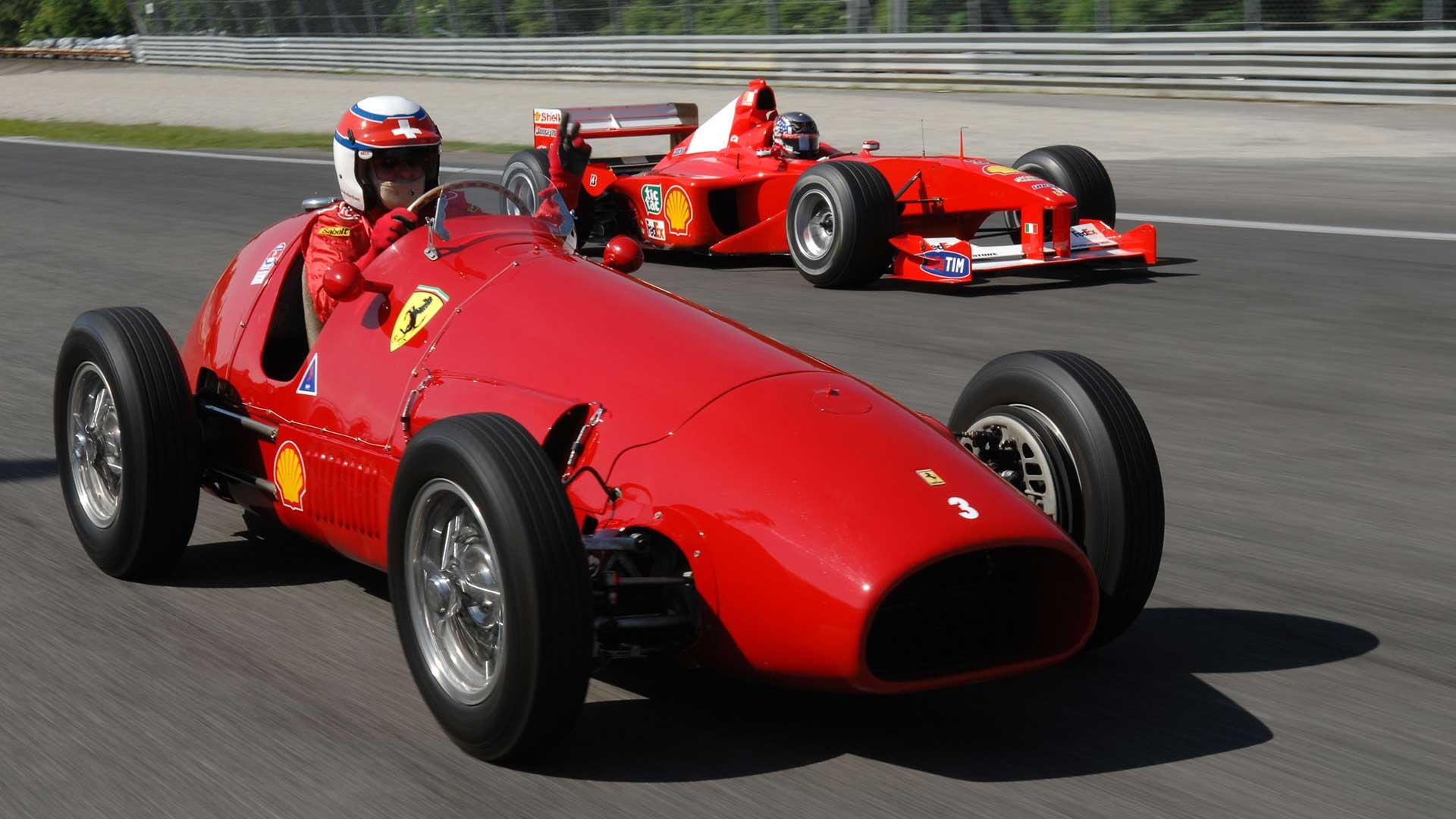Ferrari F1-auto's rijdend naast elkaar