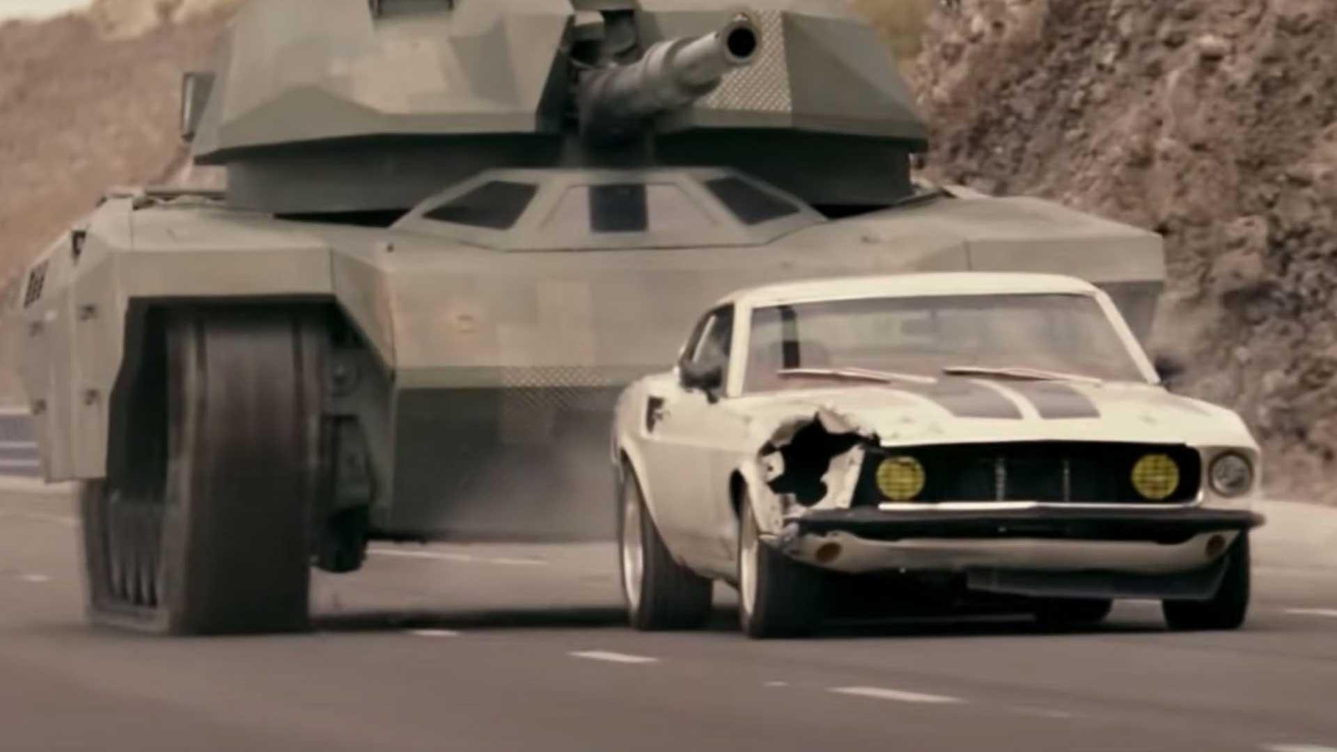 Filmauto's Fast and Furious 6 rijdend voor een tank