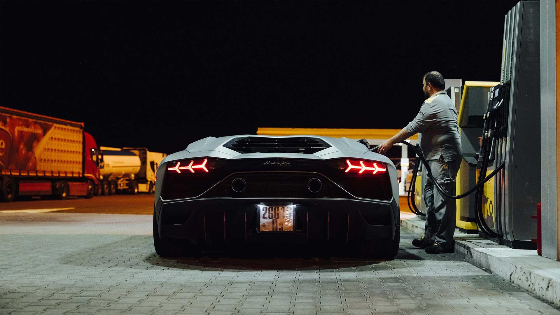 Lamborghini Aventador LP780-4 Ultimae tanken bij een benzinepomp (tankstation)