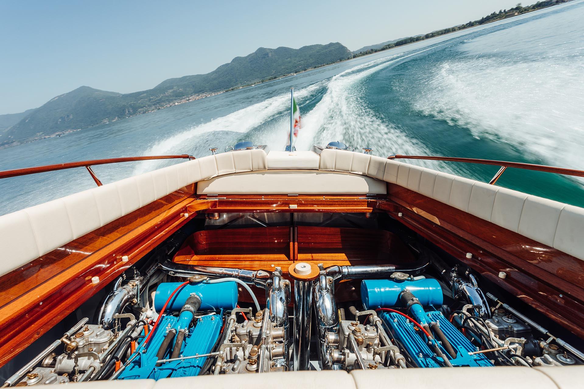 Riva Aquarama met Lamborghini V12-motor varend achterkant