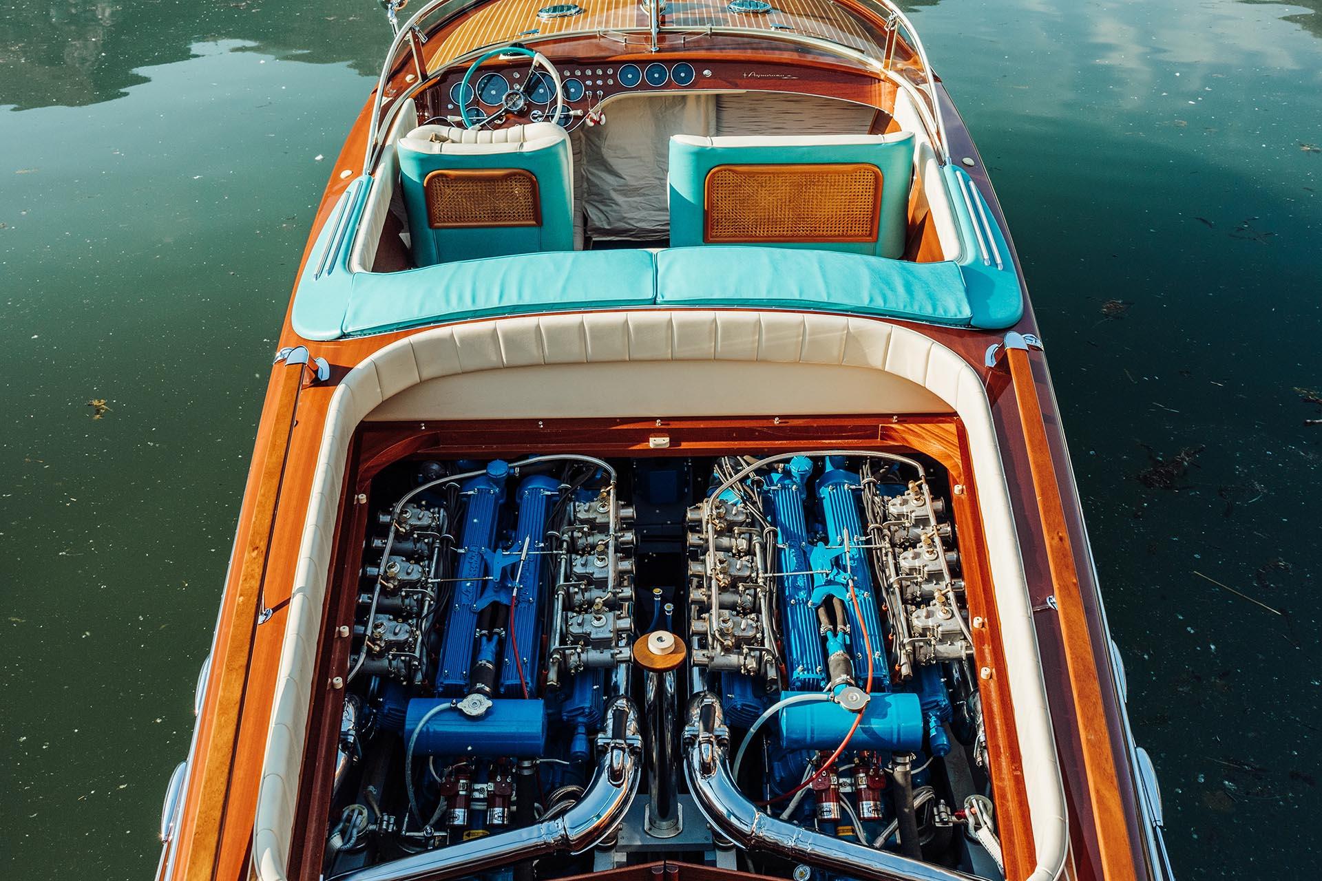 Riva Aquarama met Lamborghini V12-motor uitkijkend over een haven