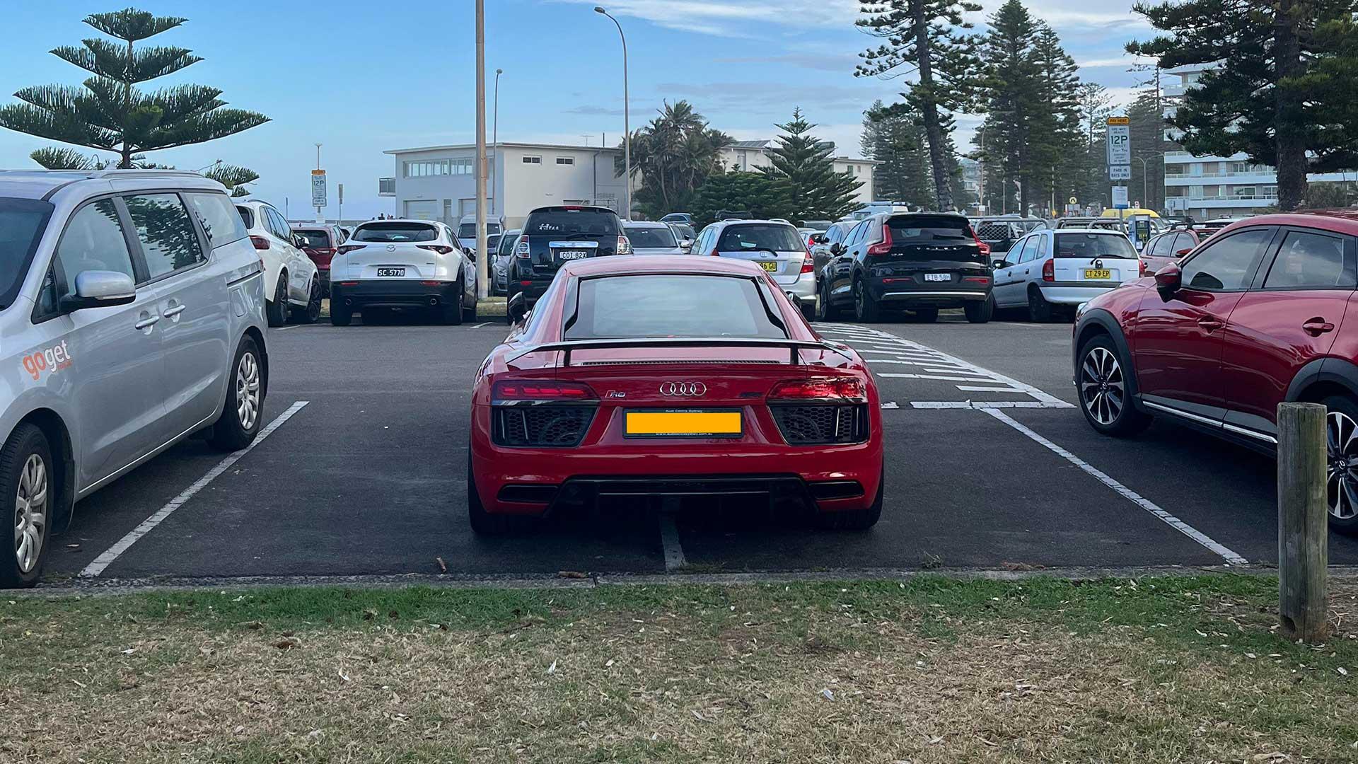 Audi R8 parkeert op twee vakken