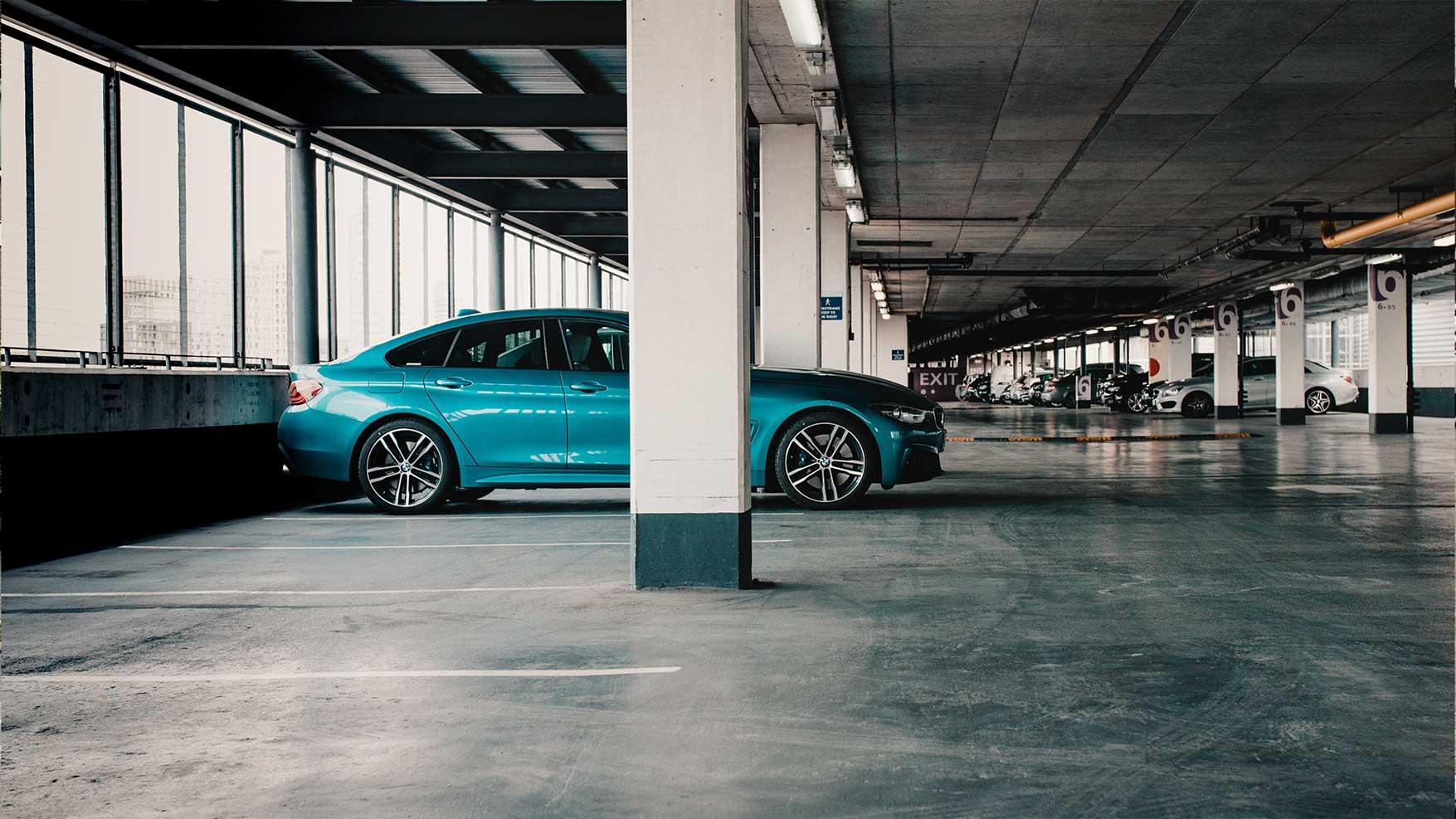 BMW 4-serie Gran Coupé in parkeergarage
