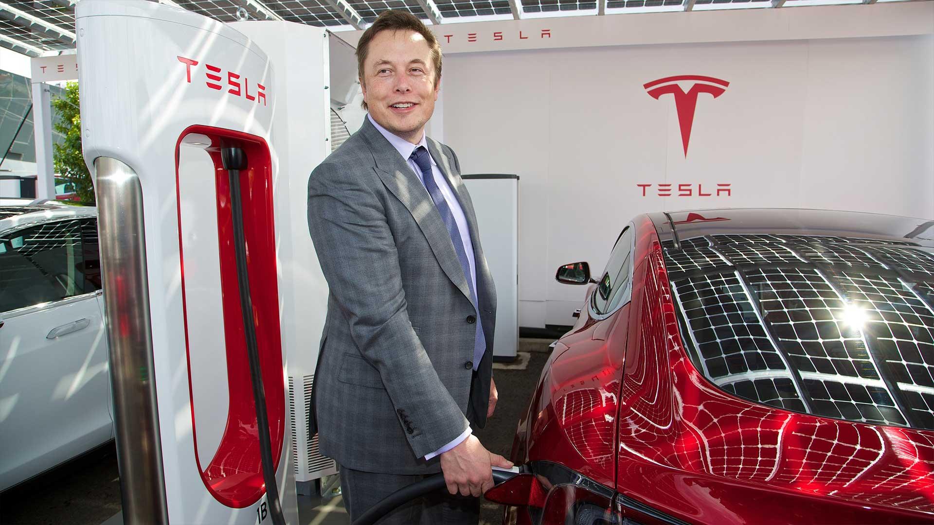 Elon Musk laadt een Tesla Model S op