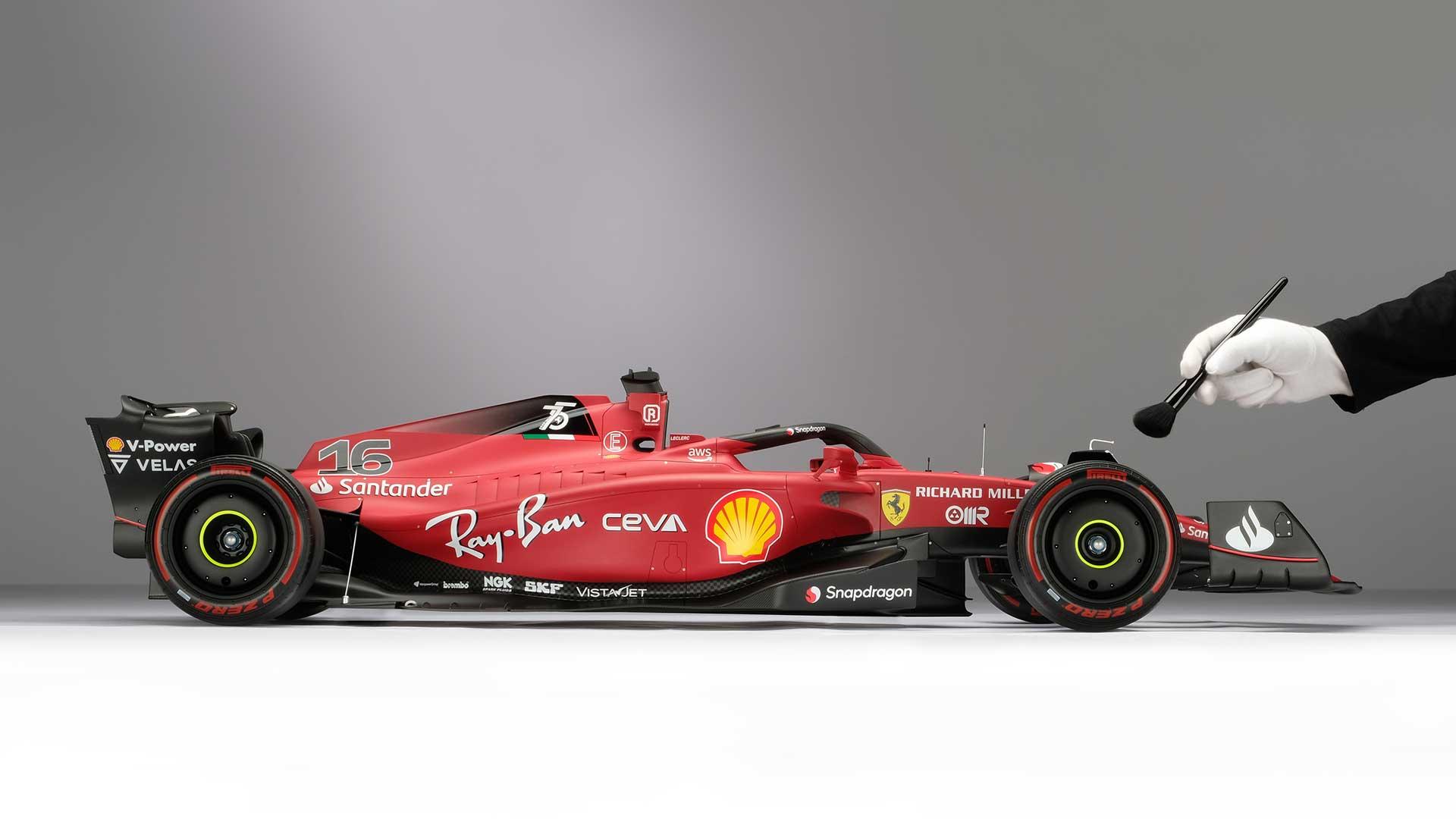 chirurg Invloed tegenkomen Dit schaalmodel van de Ferrari F1-auto van 2022 is een meter lang
