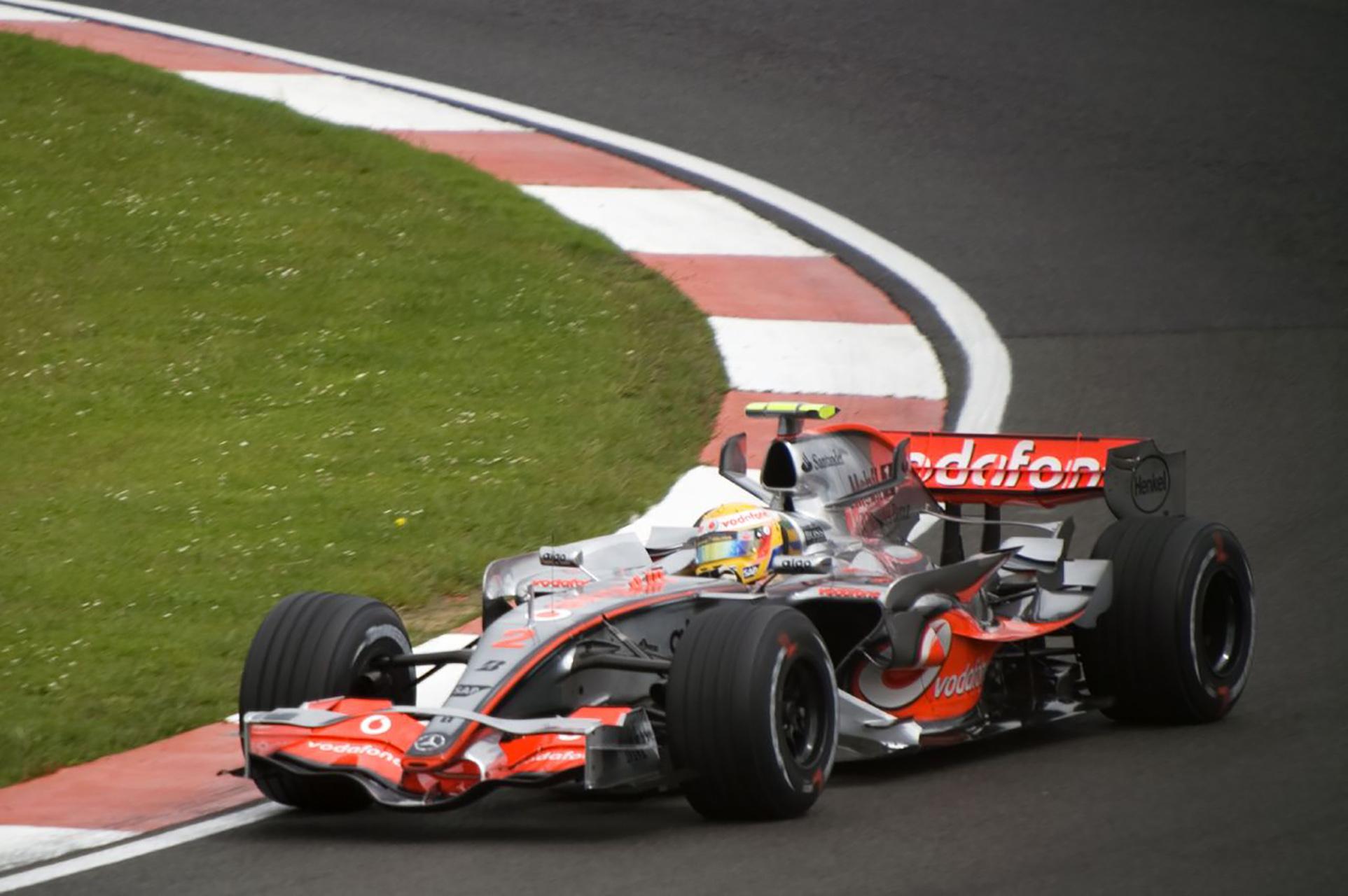 F1 GP van Fuji McLaren rijdend schuin voor