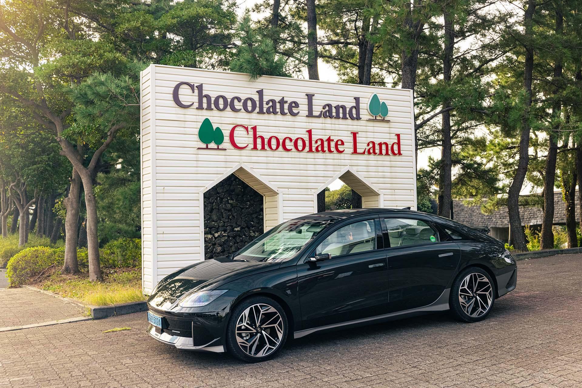 Hyundai Ioniq 6 voor het bord van Chocolade Land