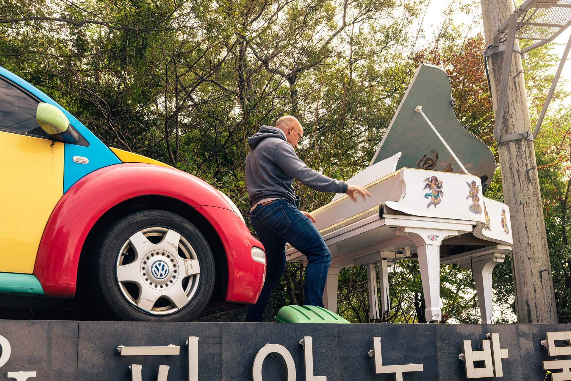 Zuid-Korea roadtrip met Hyundai Ioniq 6 en Staria museum piano en auto's bij Volkswagen Kever