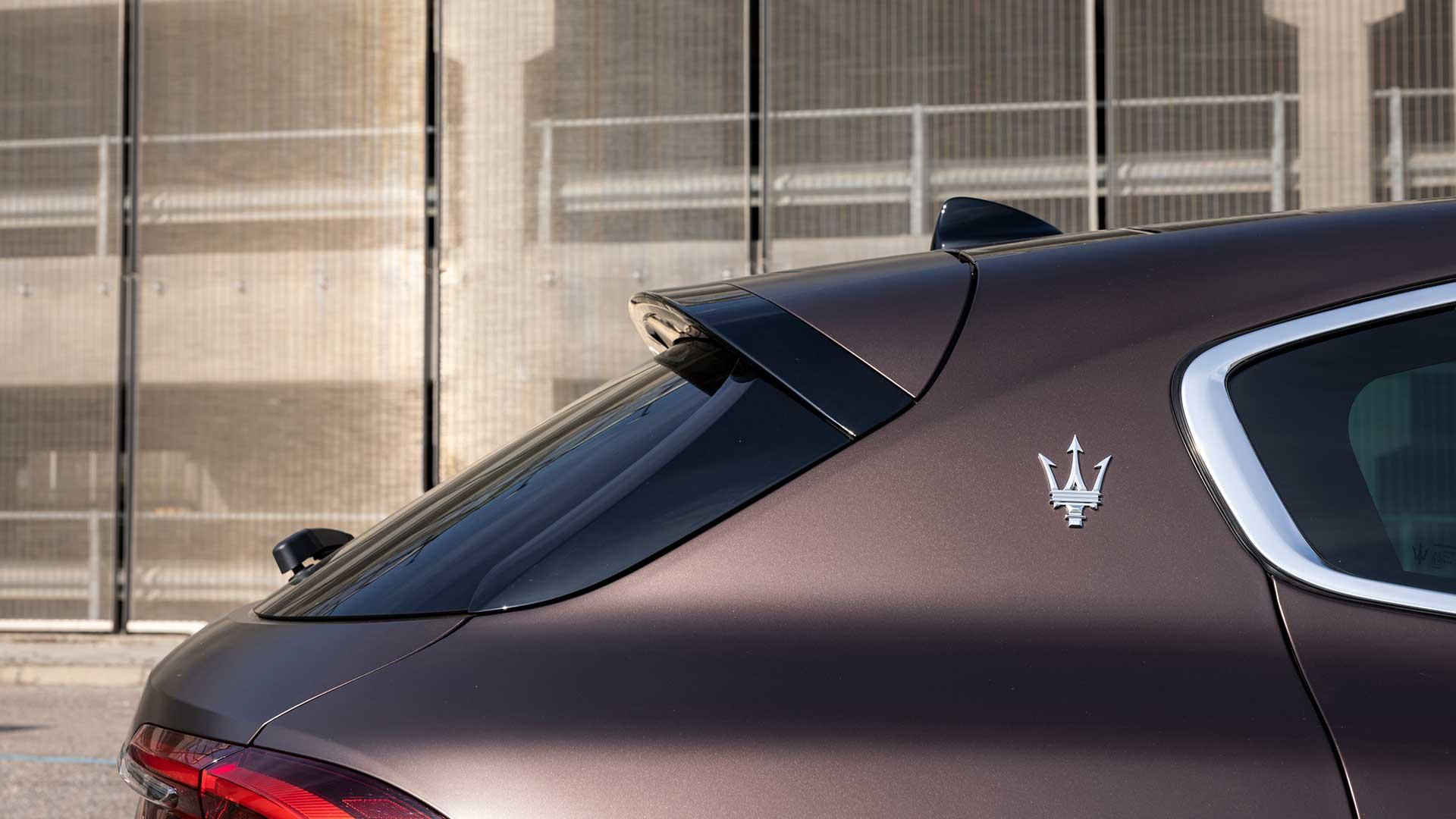 Maserati Grecale (2023) C-stijl en logo Maserati drietand
