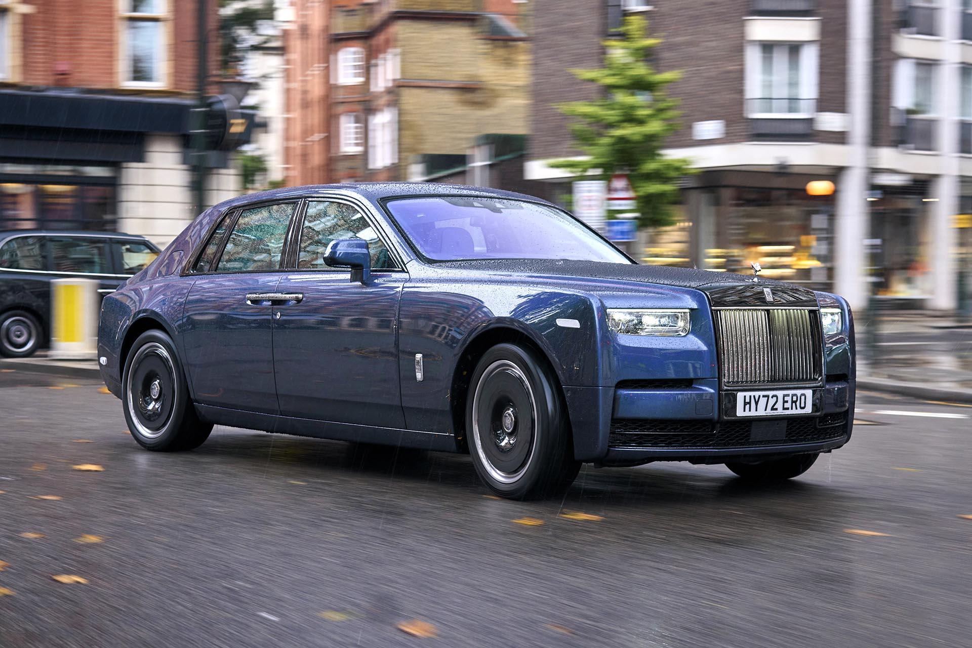 Rolls-Royce Phantom Series II rijdend schuin voor