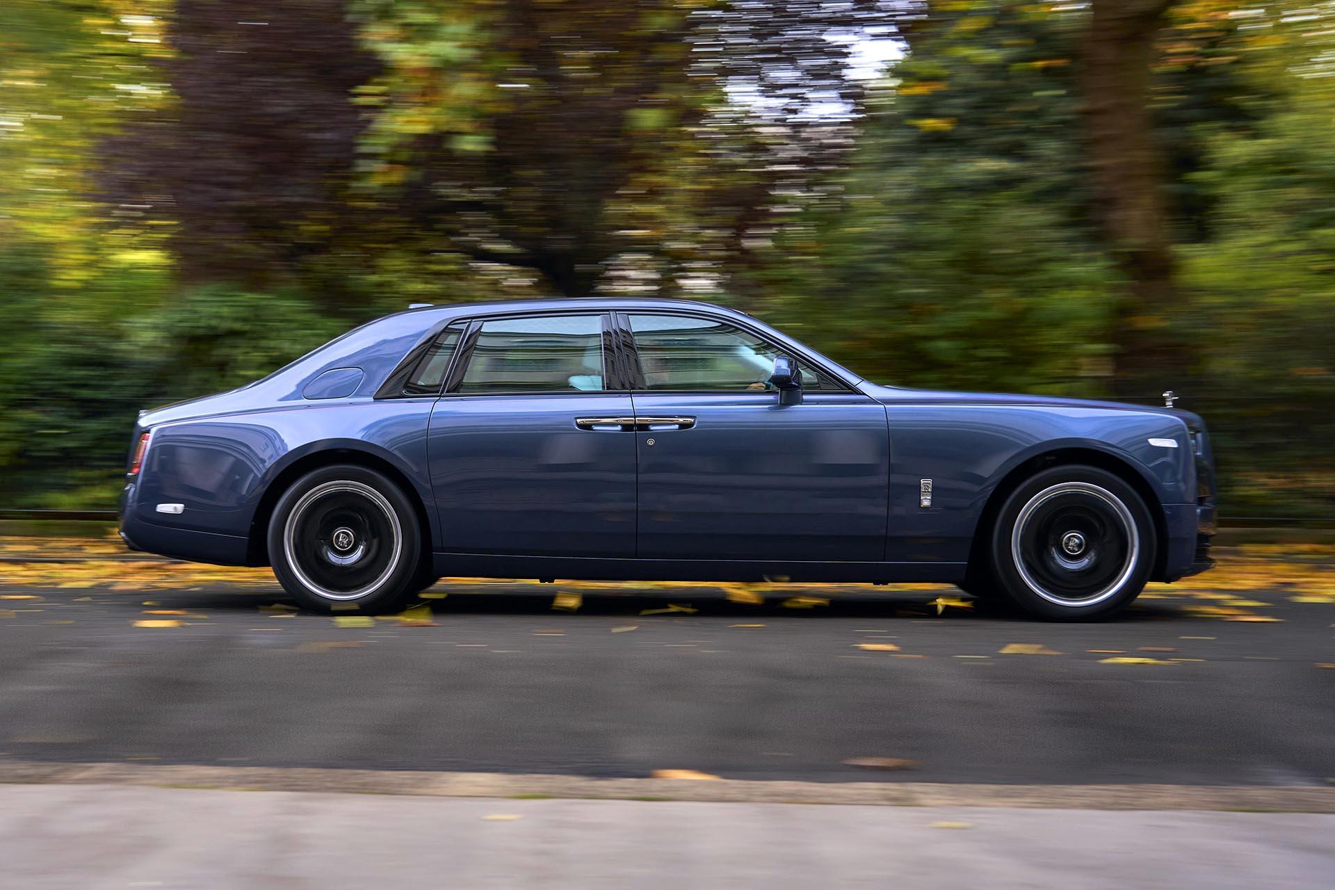 Rolls-Royce Phantom Series II rijdend zijkant