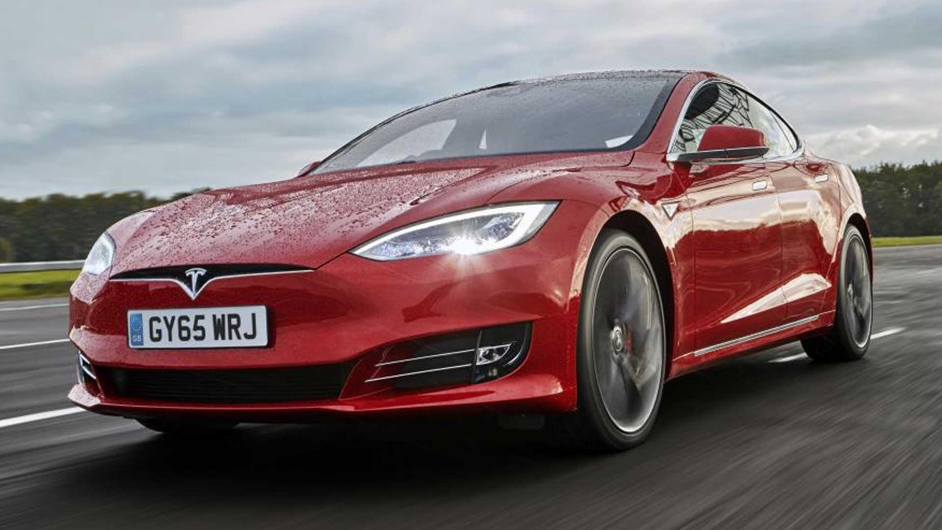 Tesla Model S rijdend op een weg schuin voor
