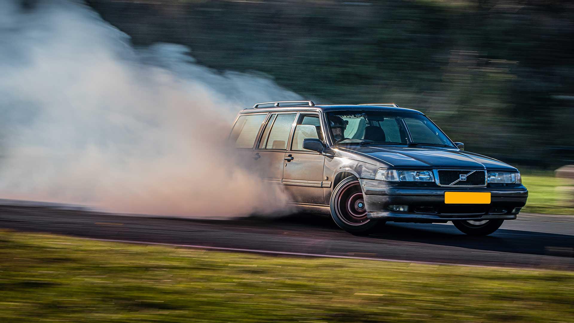 Volvo met achterwielaandrijving drift met veel rook