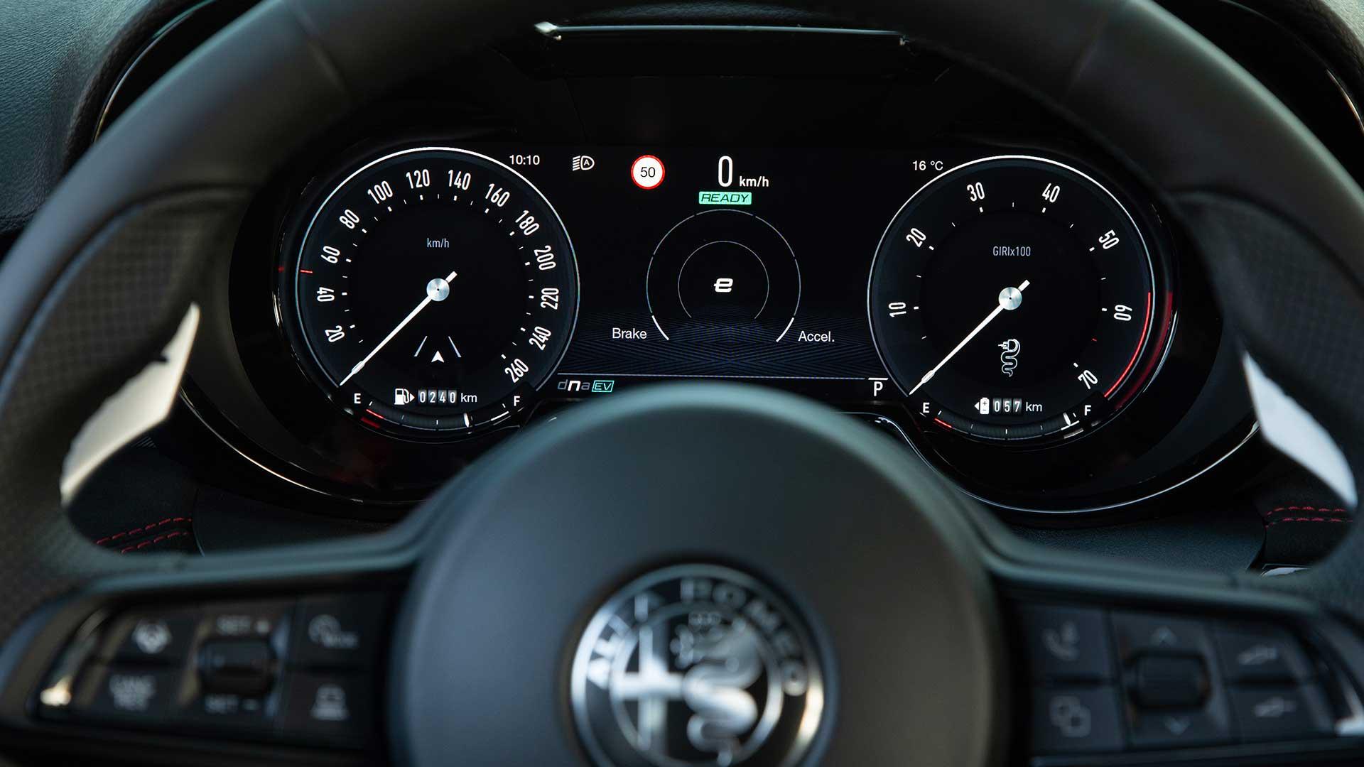 Alfa Romeo Tonale hybride interieur dashboard tellers