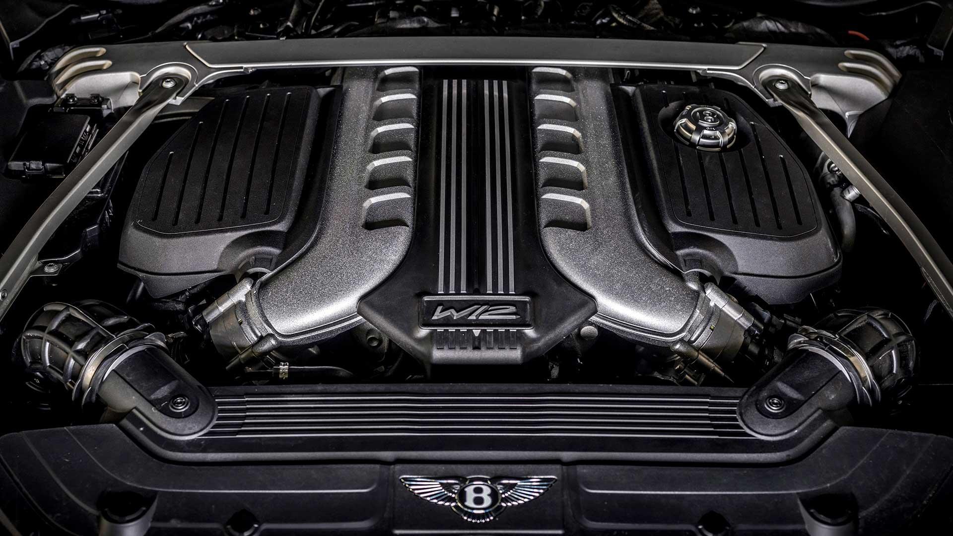 Bentley W12-motor onder de motorkap
