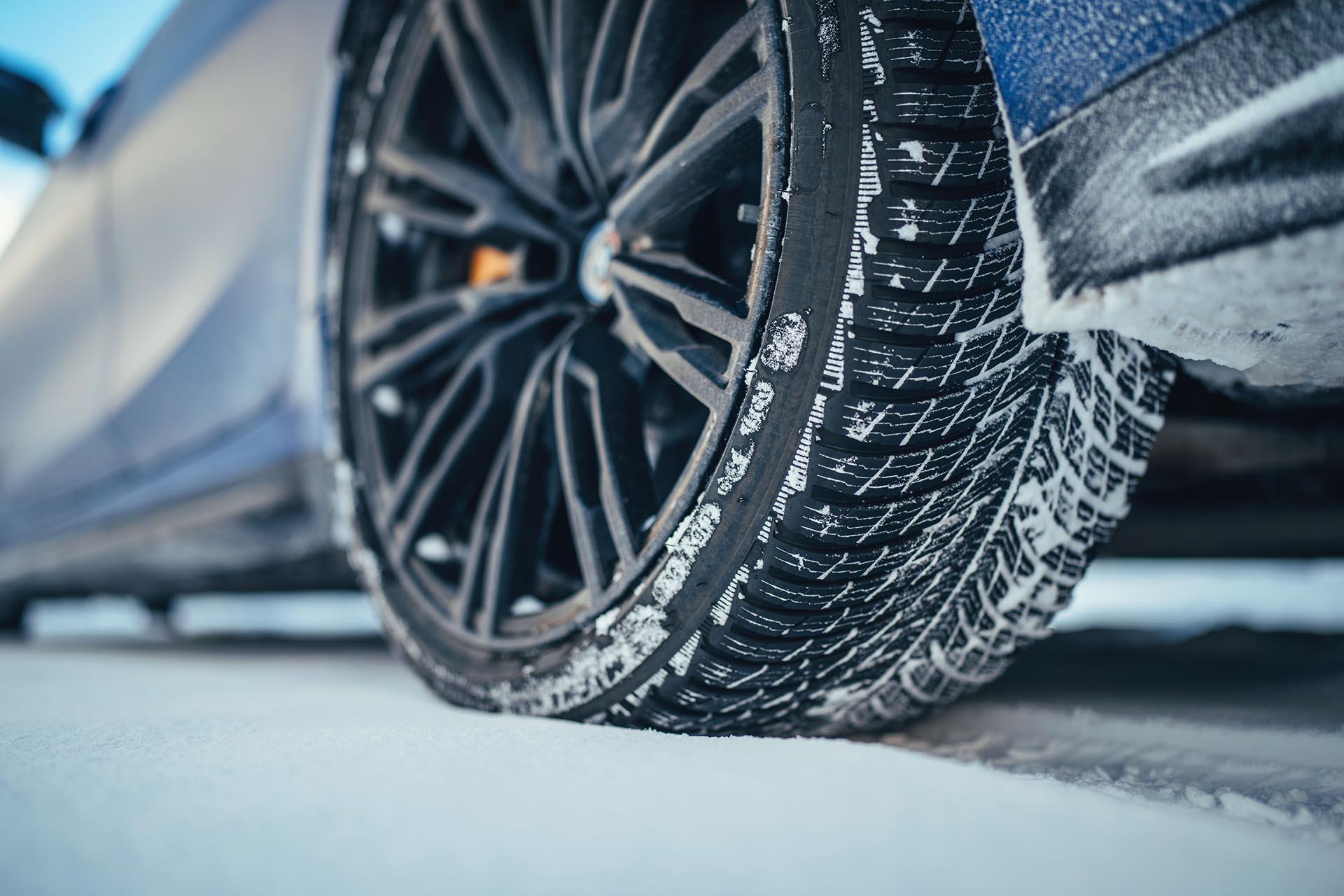 Is it better to have frontwheel or rearwheel drive in the snow? What