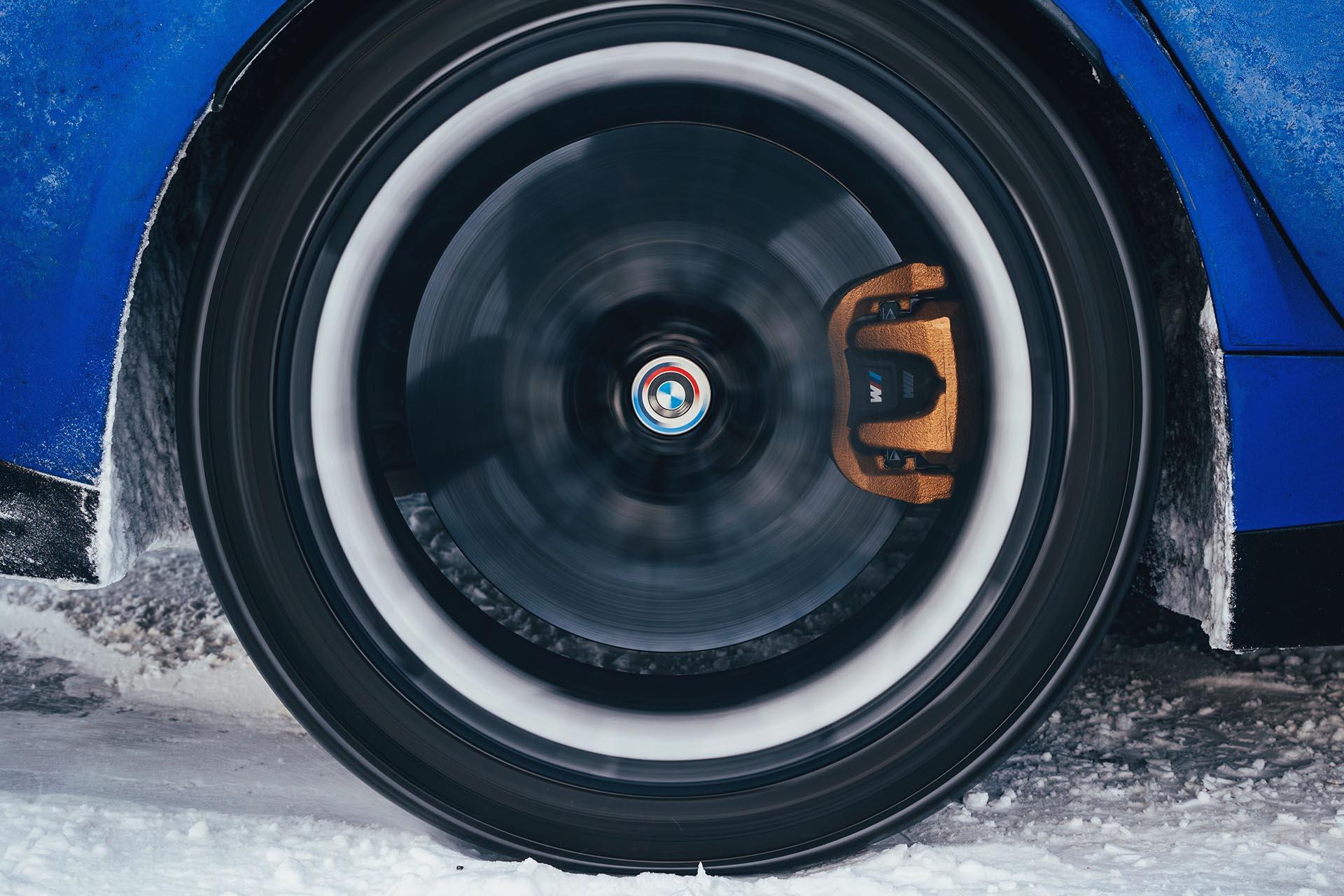 BMW M3 Touring draaiend wiel in de sneeuw drift