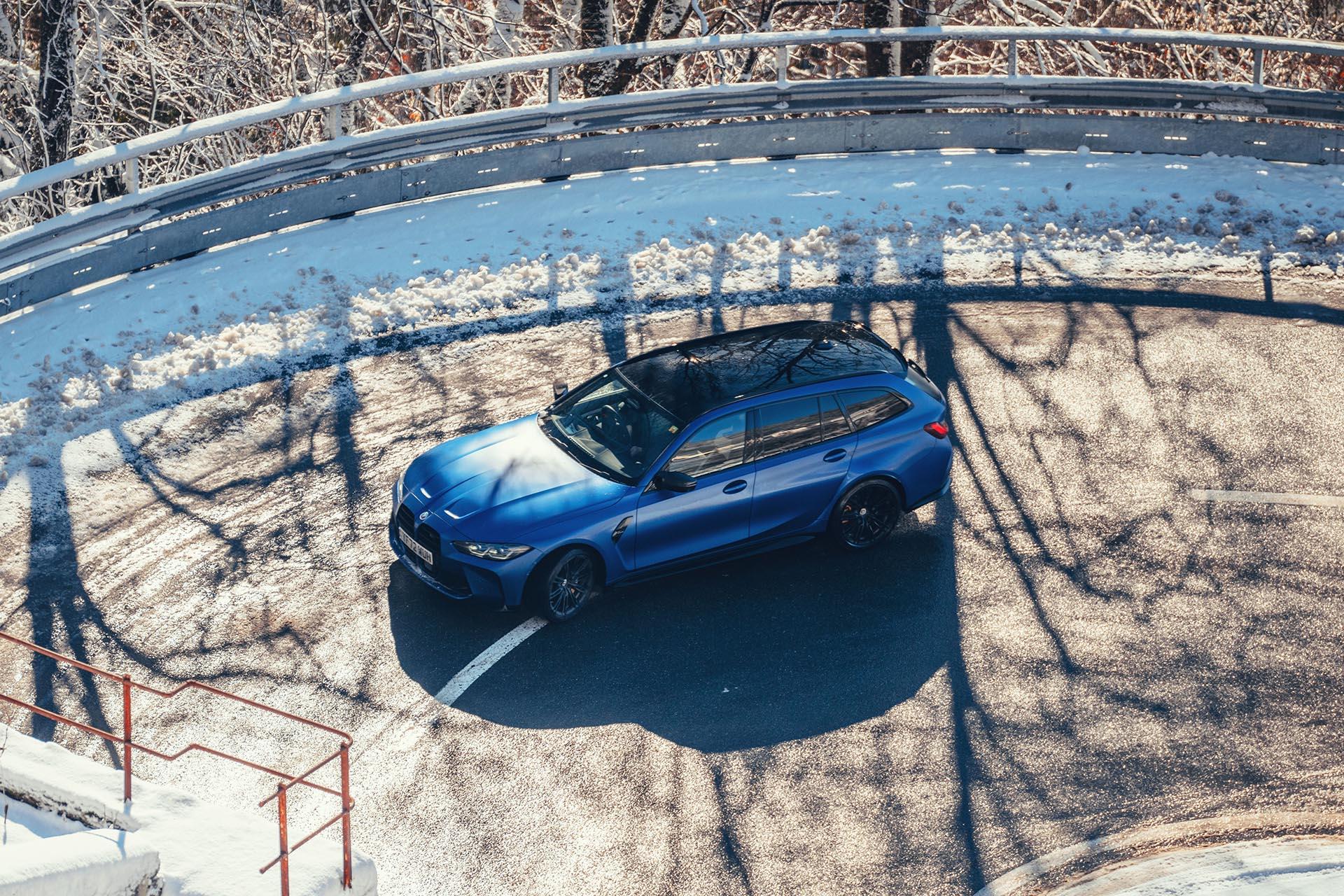 BMW M3 Touring rijdend in een bocht bovenkant sneeuw