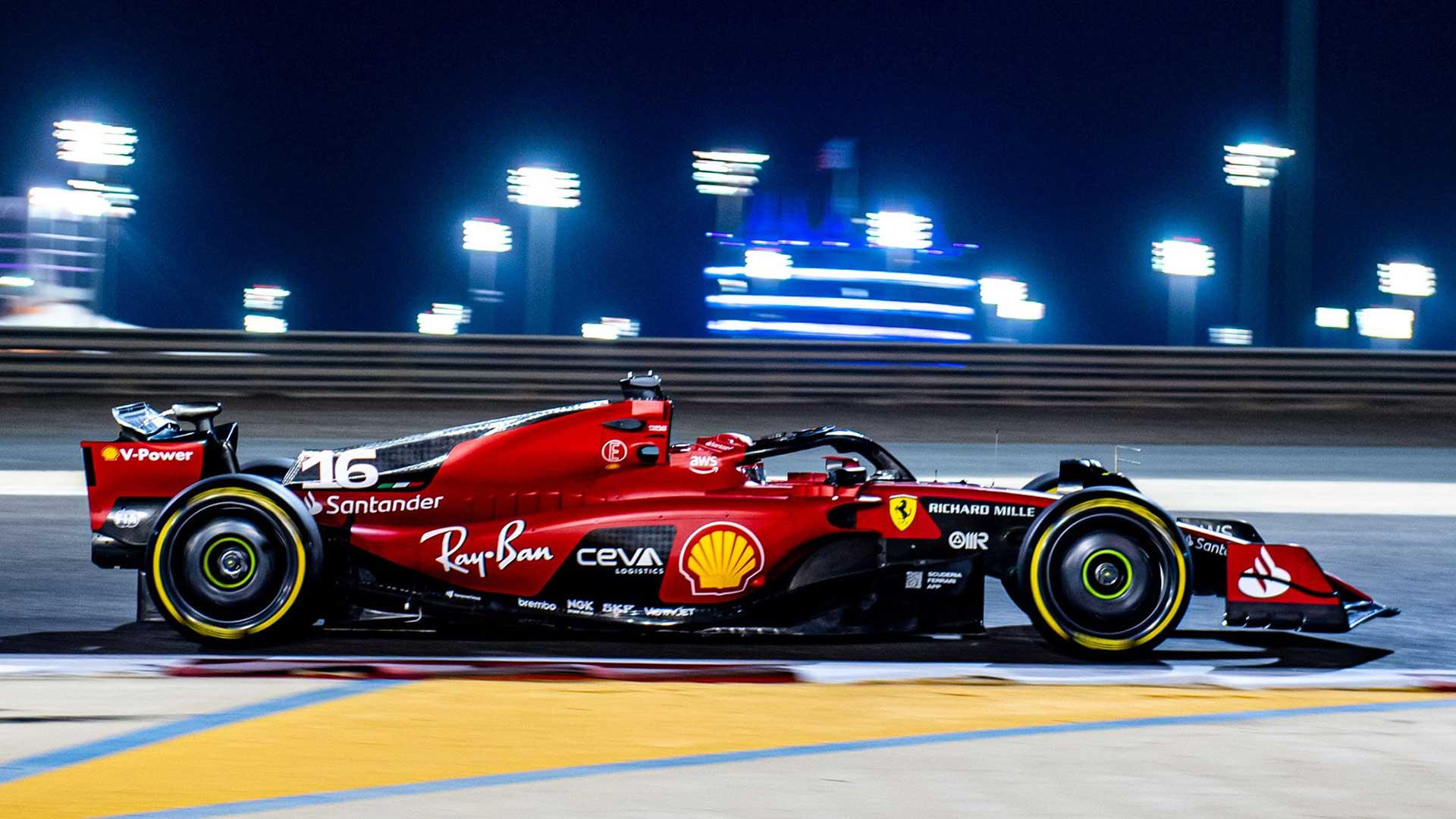 Leclerc rijdend tijdens F1 testdagen 2023 in Bahrein zijkant