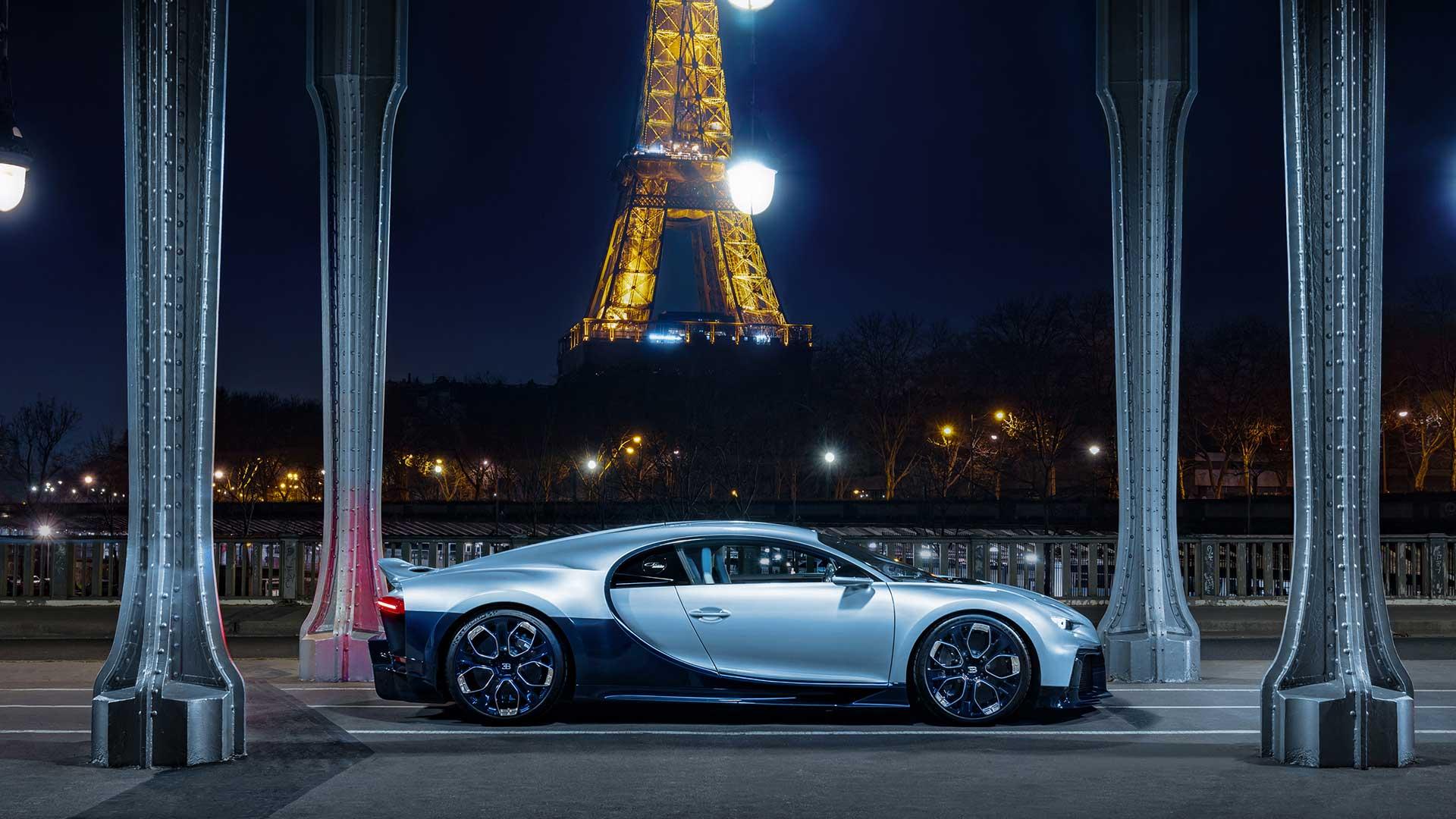 Bugatti Chron Profilee in Parijs bij de Eiffeltoren
