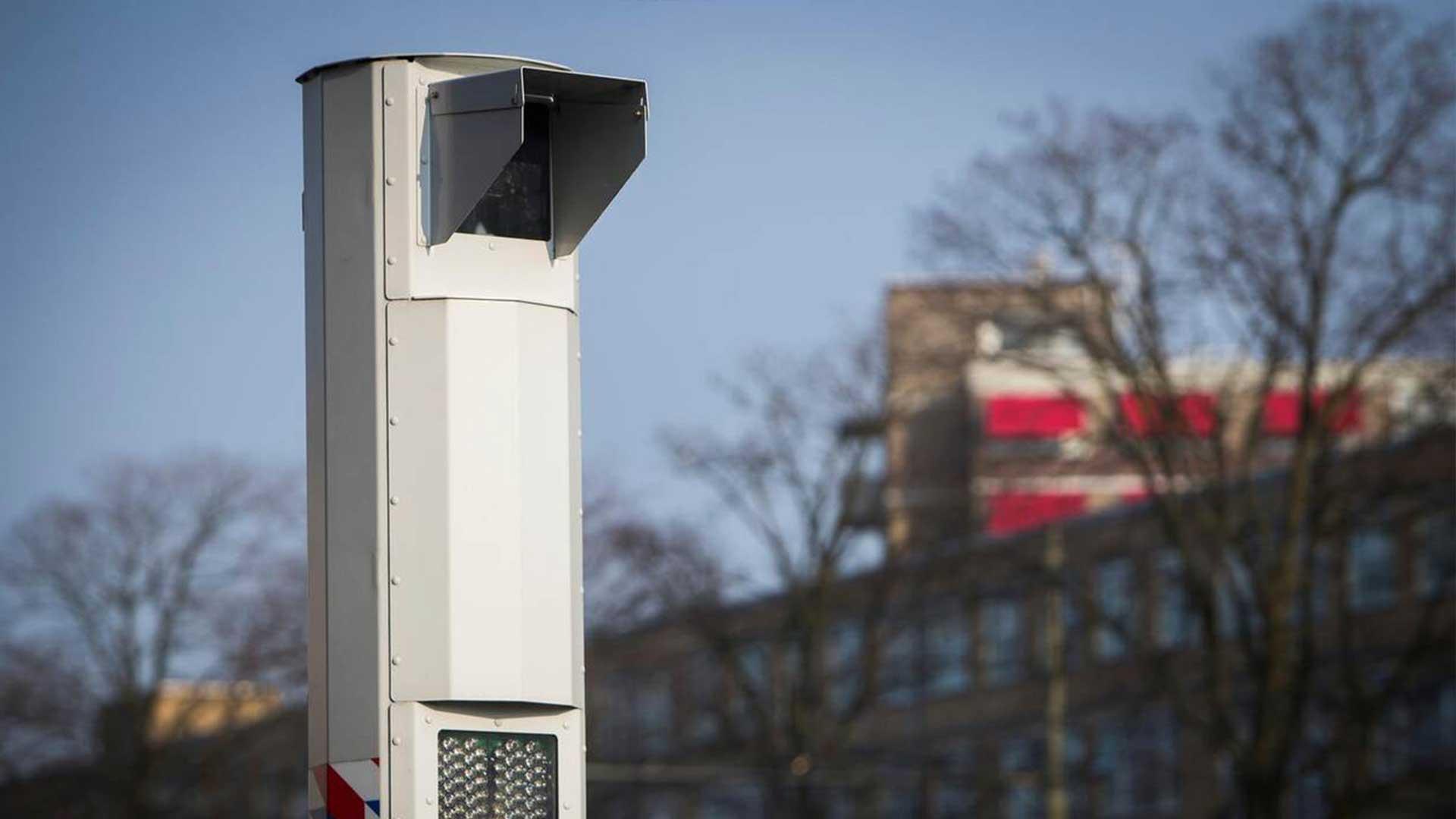 Vaste flitspaal langs de weg boete flitser