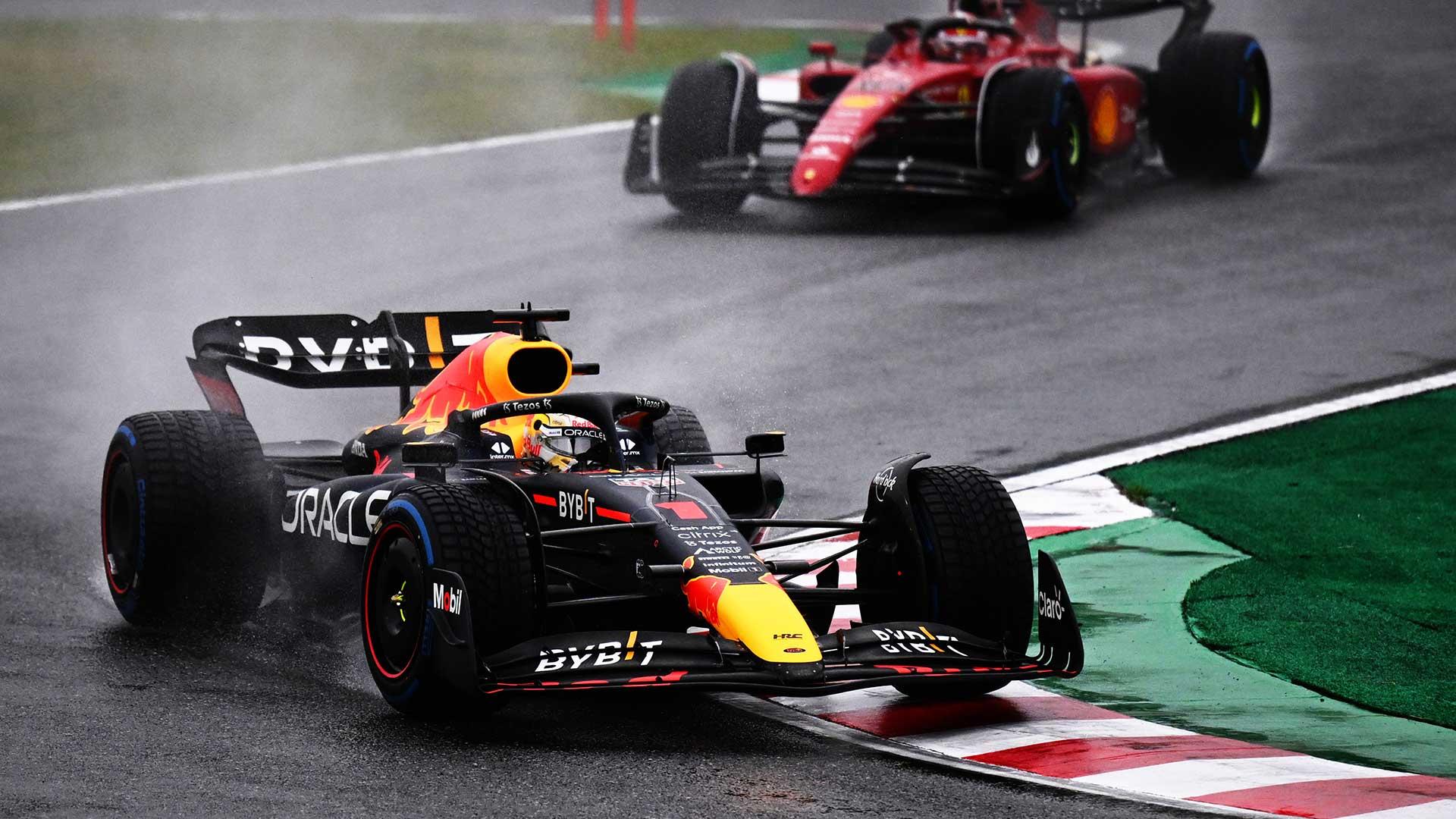 GP van Japan 2022 Verstappen rijdt voor Leclerc in de laatste chicane in de regen op full wet regenbanden