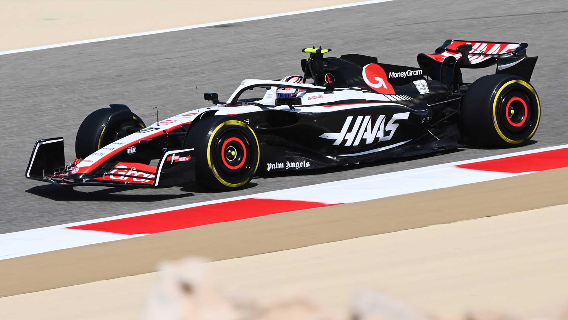 Haas F1-auto 2023 rijdend tijdens de testdagen in Bahrein Nico Hülkenberg schuin voor