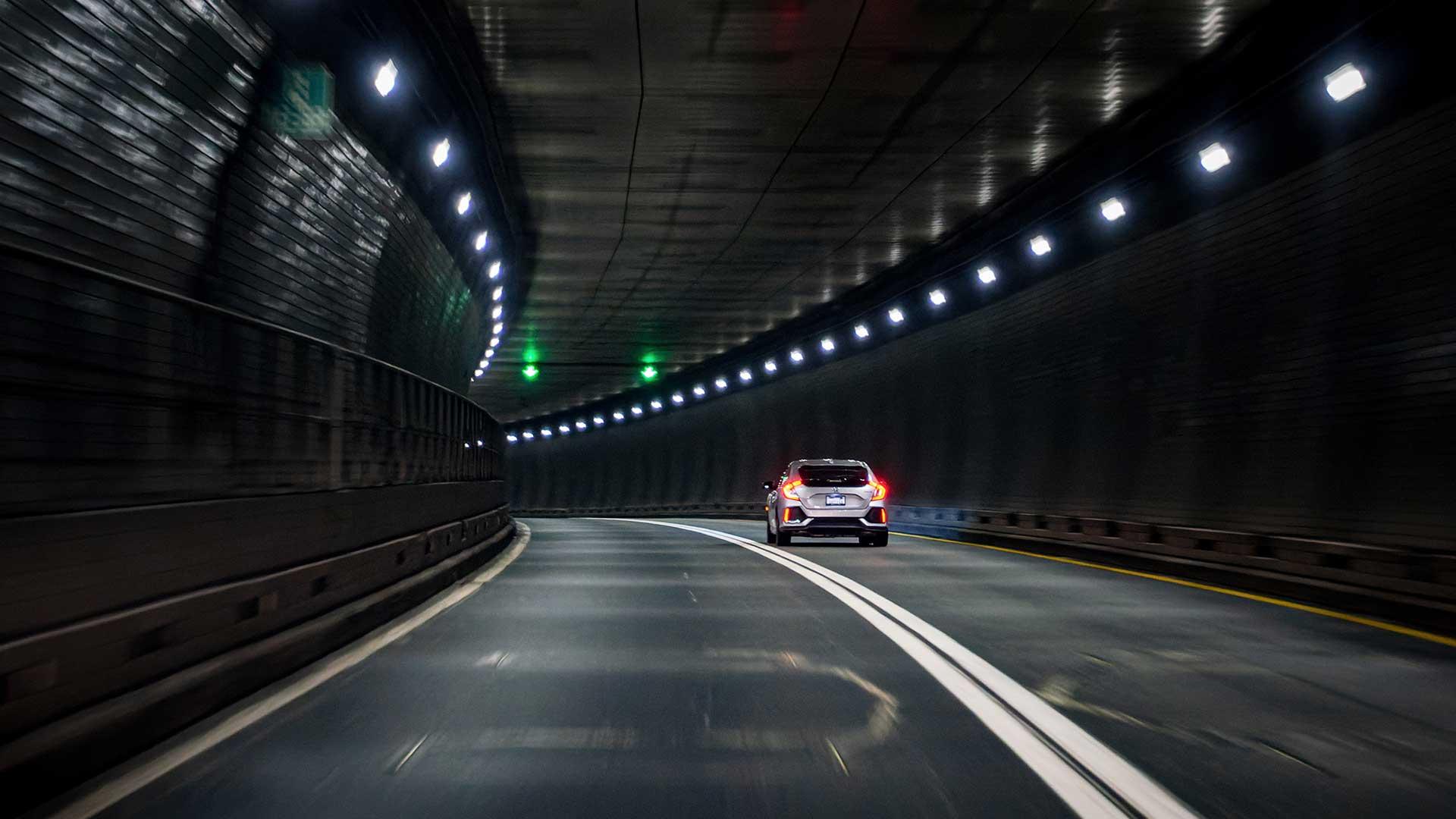 Honda Civic in tunnel (niet de tolweg in Nederland of A24)