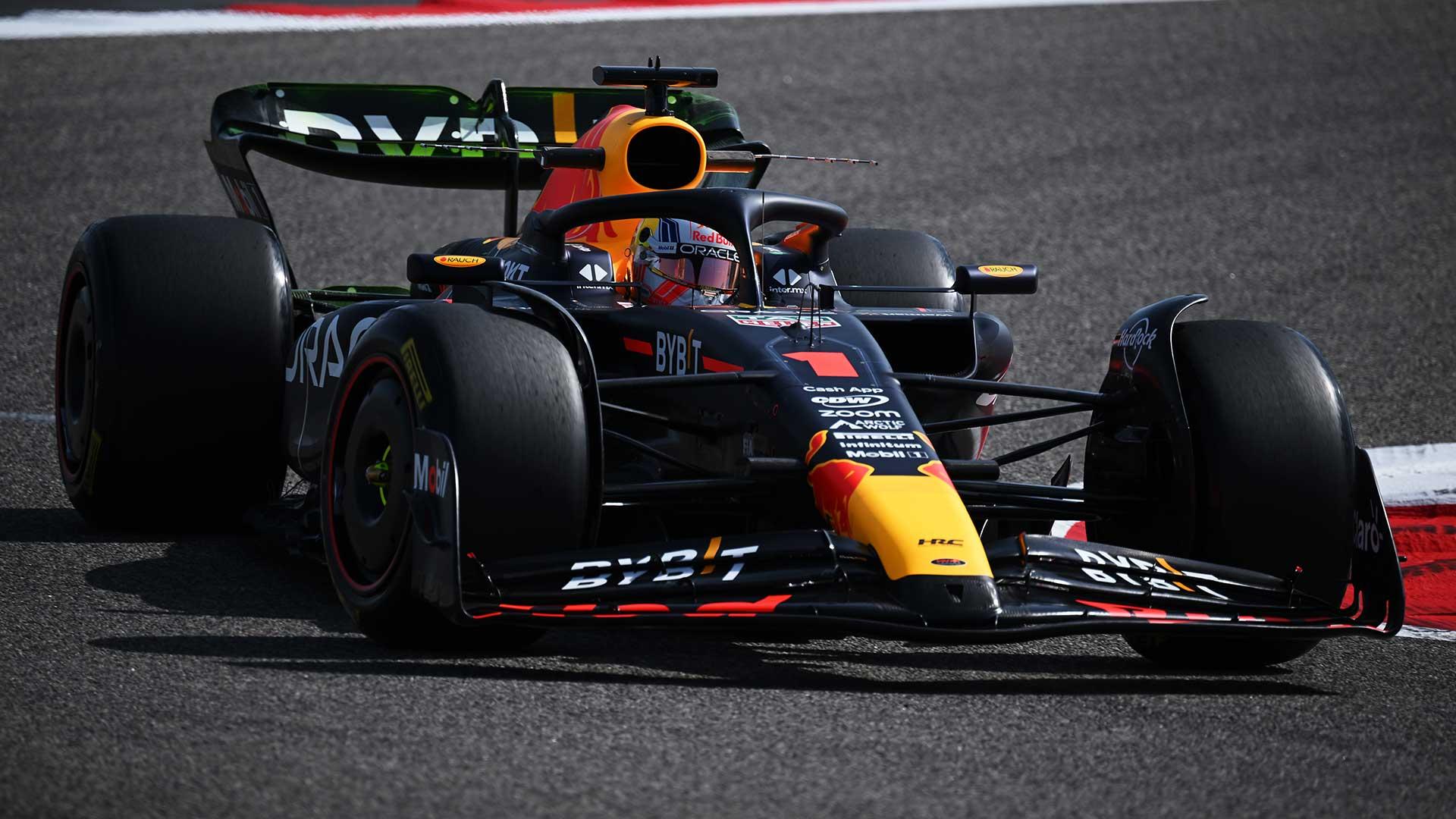 Max Verstappen tijdens testdagen F1 2023 in Bahrein schuin voor dichtbij