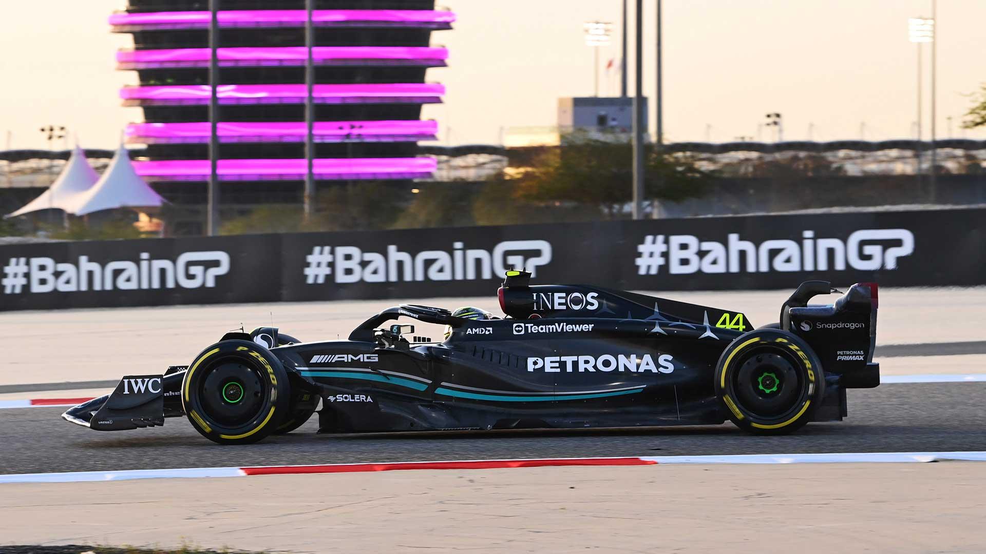 Hamilton rijdend tijdens de F1 testdagen in Bahrein zijkant 2023