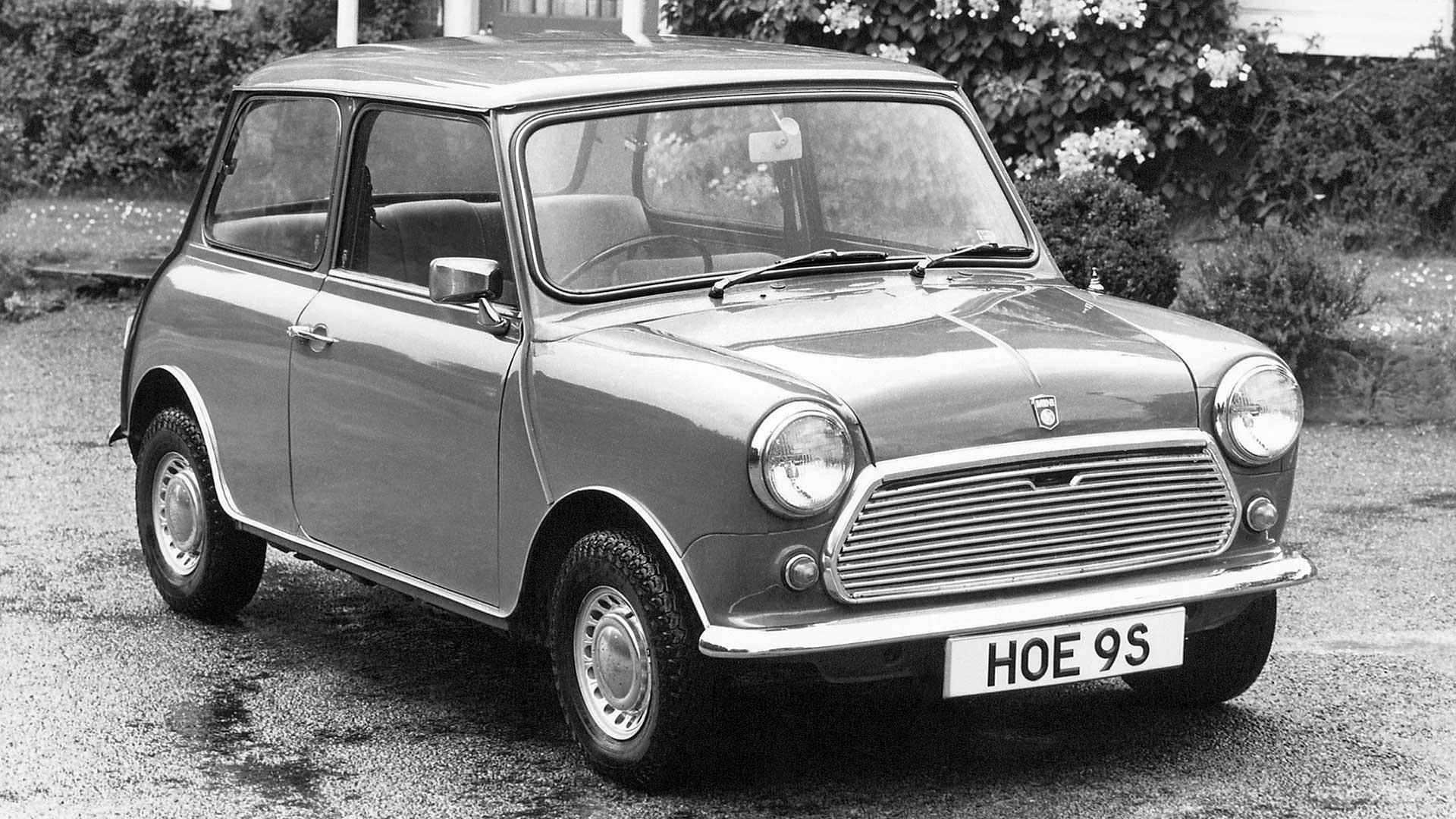 Mini uit 1964 in zwart wit schuin voor