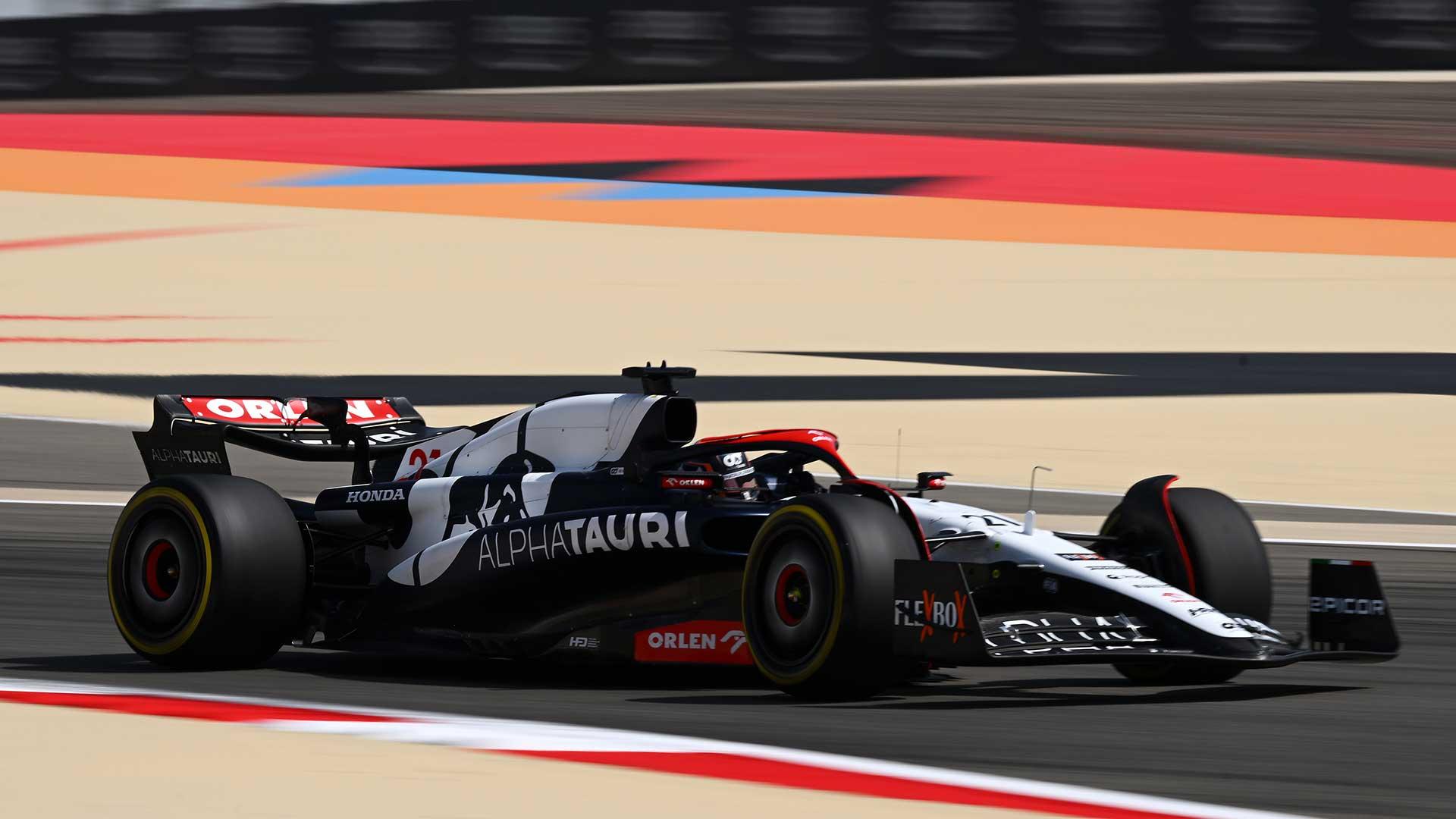 Nyck de Vries AlphaTauri F1-auto rijdend schuin voor tijdens de testdagen in Bahrein