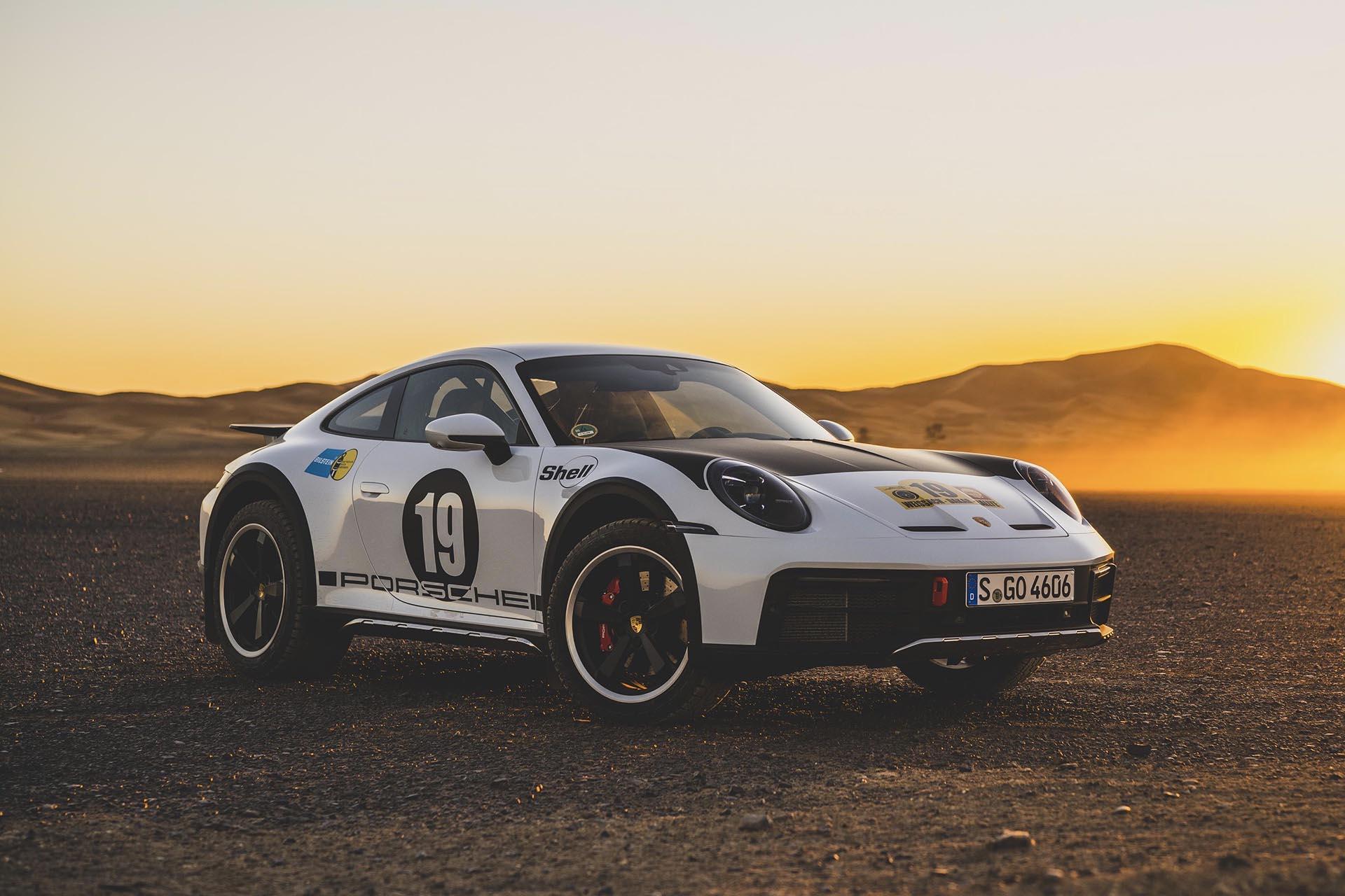 Porsche 911 Dakar kleur 2 schuin voor in de woestijn