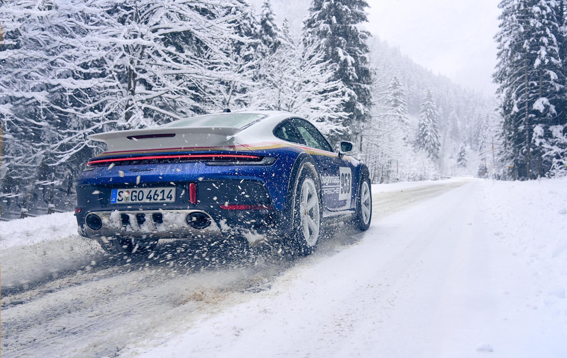 Porsche 911 Dakar sneeuw drift achterkant