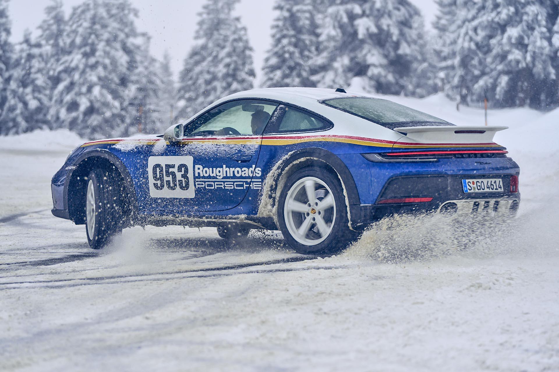 Porsche 911 Dakar sneeuw drift achterkant