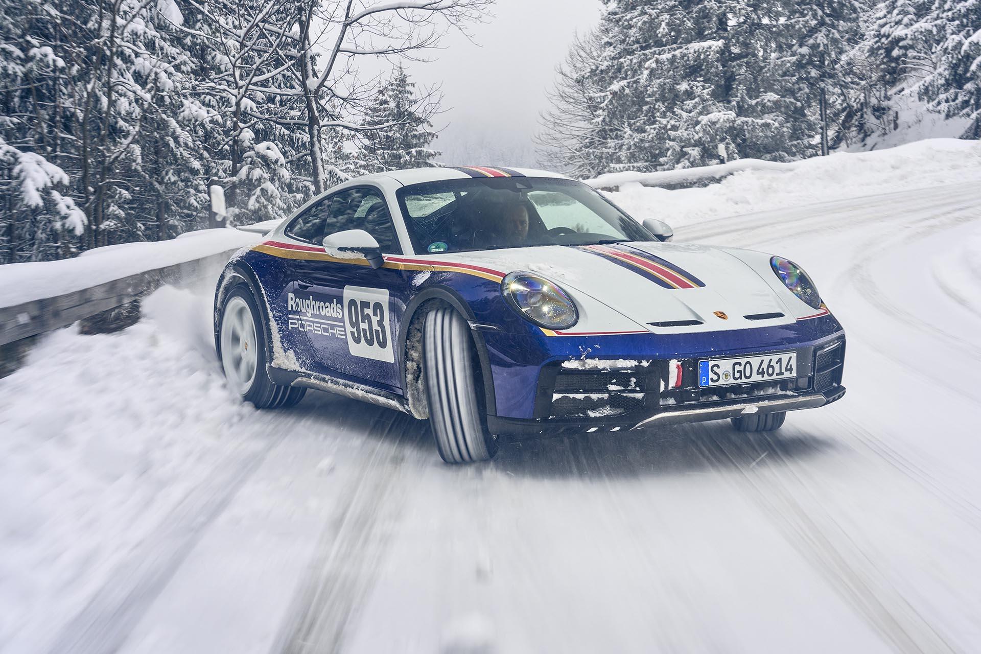 Porsche 911 Dakar sneeuw drift voorkant