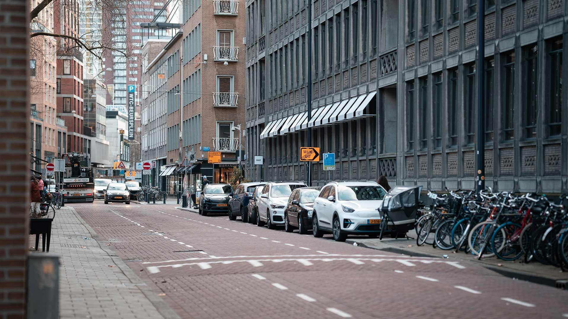 Straat in Amsterdam met een drempel en geparkeerde auto's