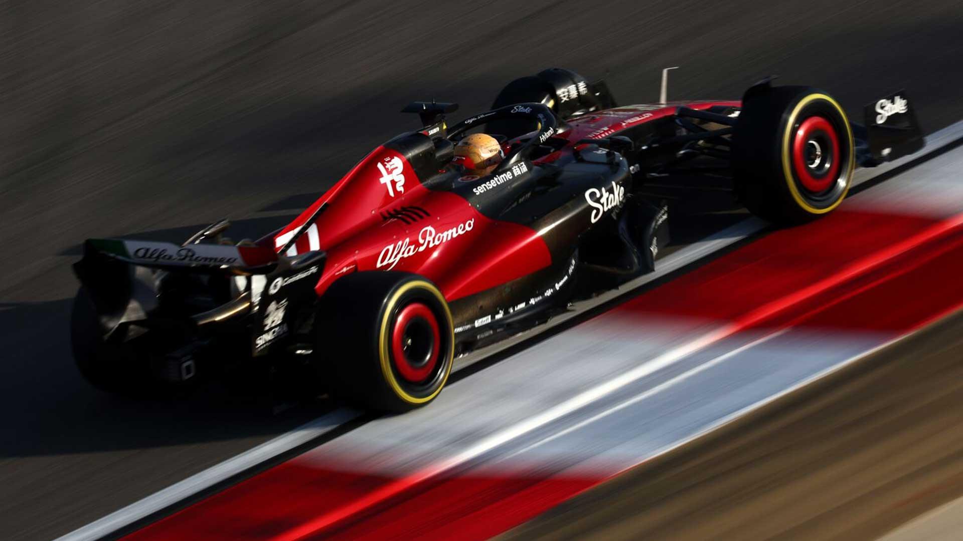 Bottas rijdend in de Alfa Romeo F1-auto van 2023 tijdens testdagen in Bahrein schuin achter