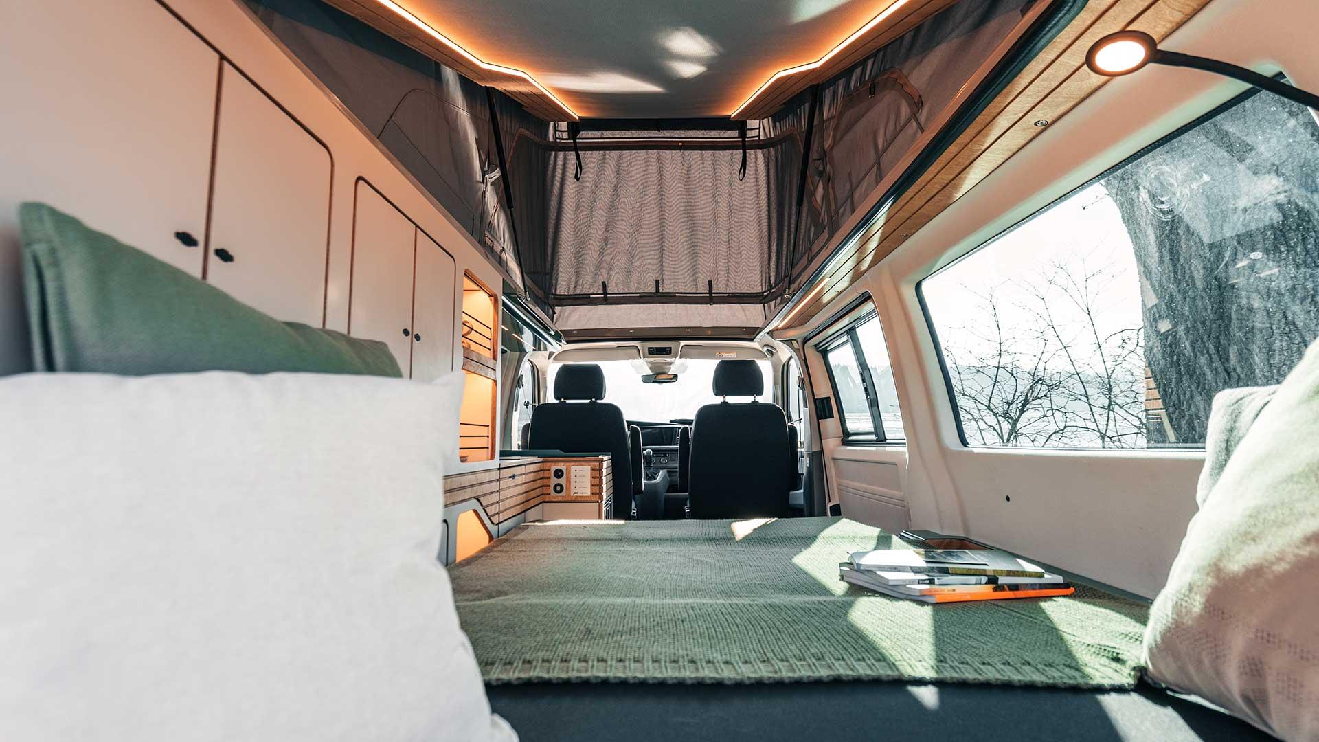 Abt XNH camper op basis van de Volkswagen Transporter T6.1 achterin bed naar voren kijkend
