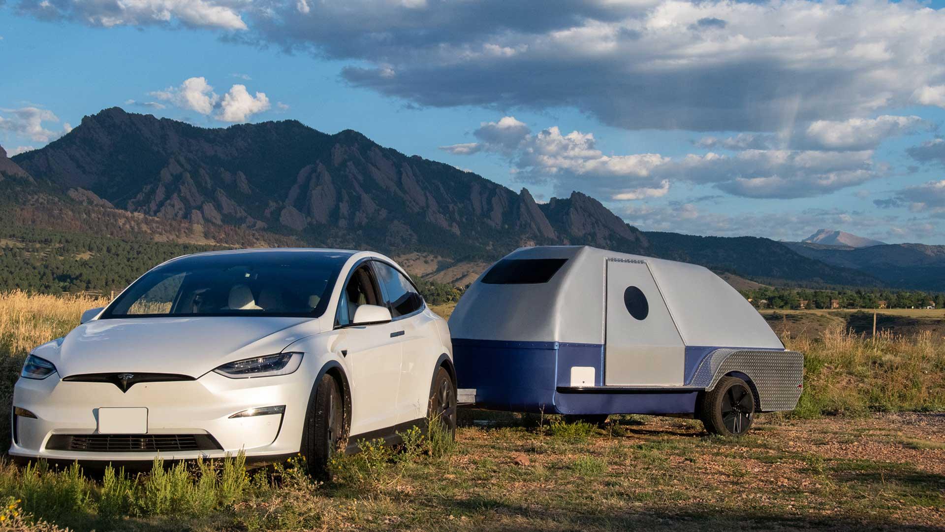Colorado Teardrops vouwwagen met batterij met Tesla Model X