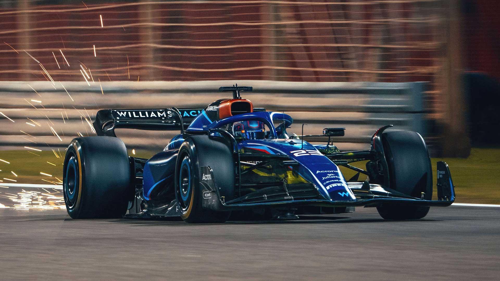Williams F1 2023 Alexander Albon rijdend tijdens testdagen in Bahrein schuin voor vonken achter de auto