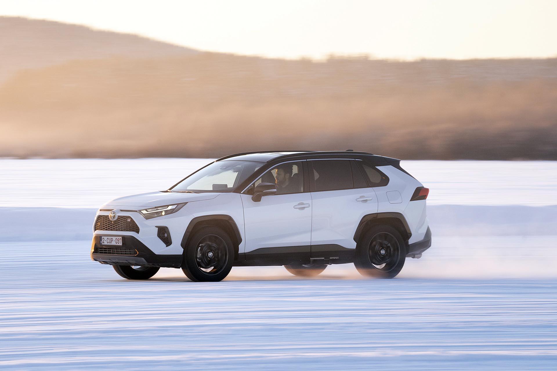 Toyota RAV4 GR Sport rijdend zijkant ijsmeer sneeuw