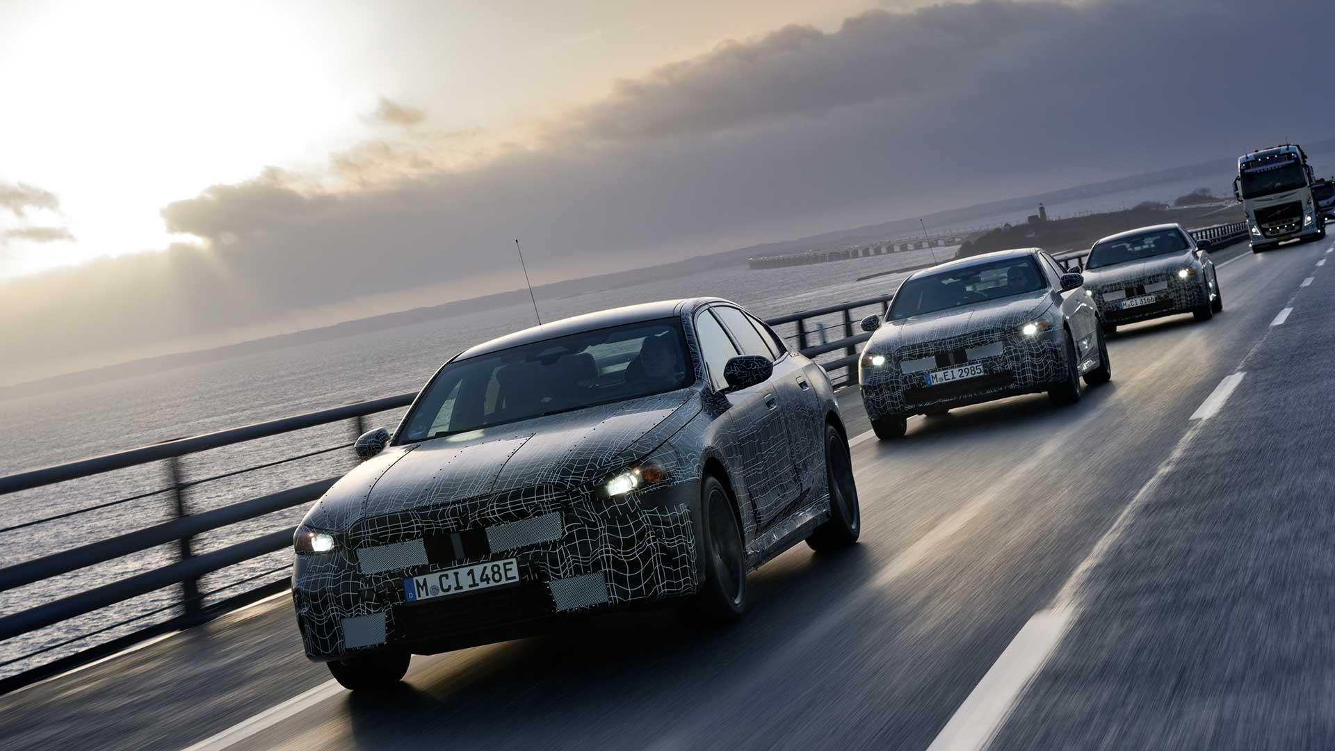 BMW i5 testauto's rijden achter elkaar aan