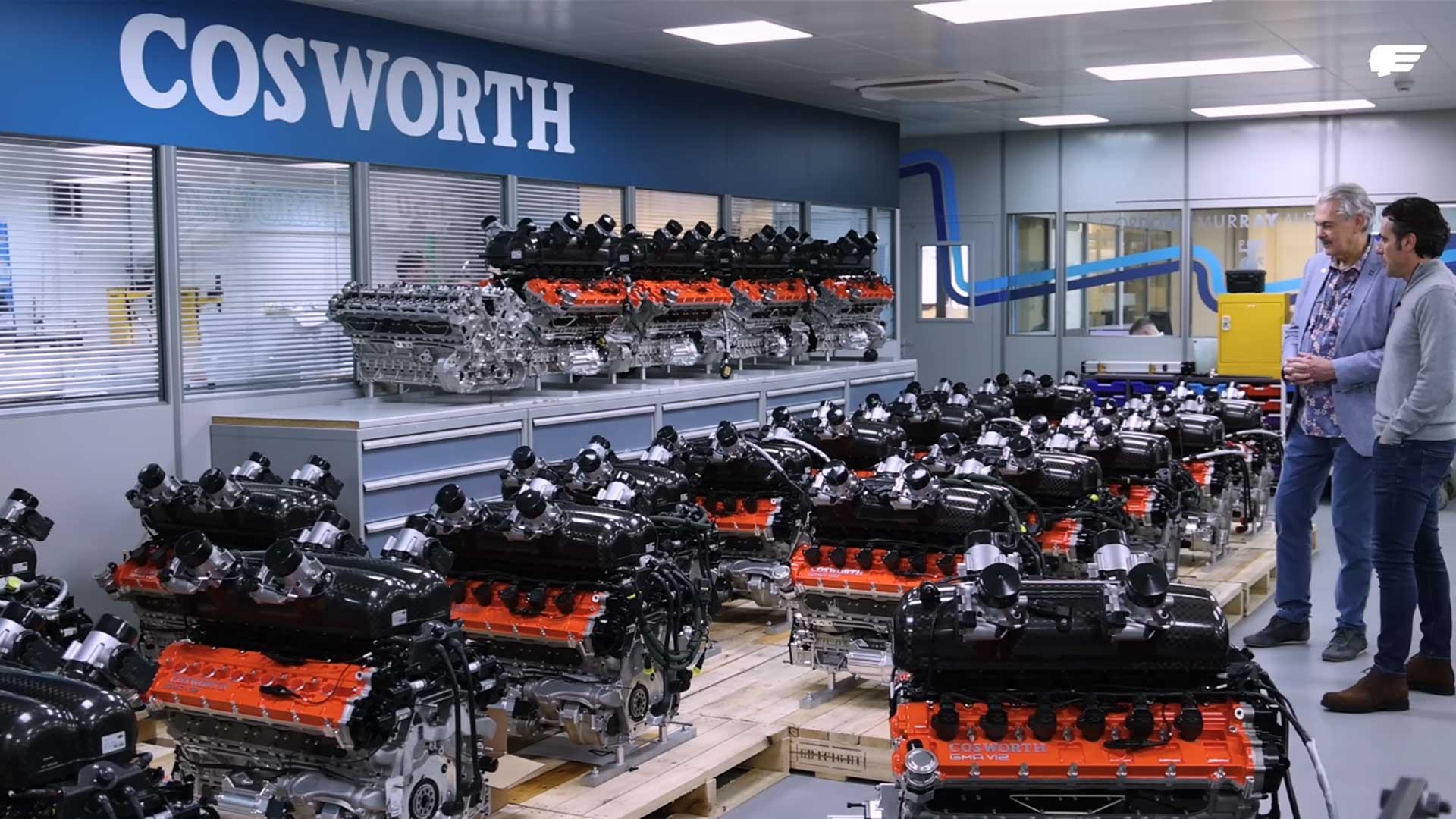 Cosworth V12-motoren op pallets voor de GMA T.50 met Gordan Murray en Dario Franchetti