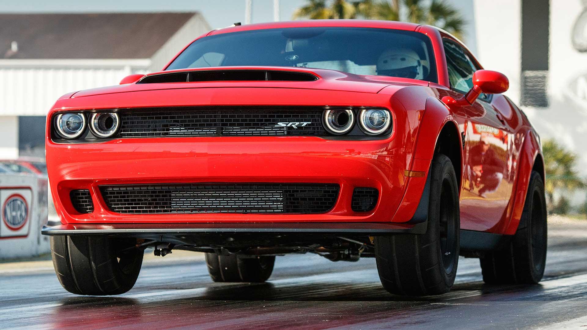Dodge Challenger Demon doet wheely op dragstrip