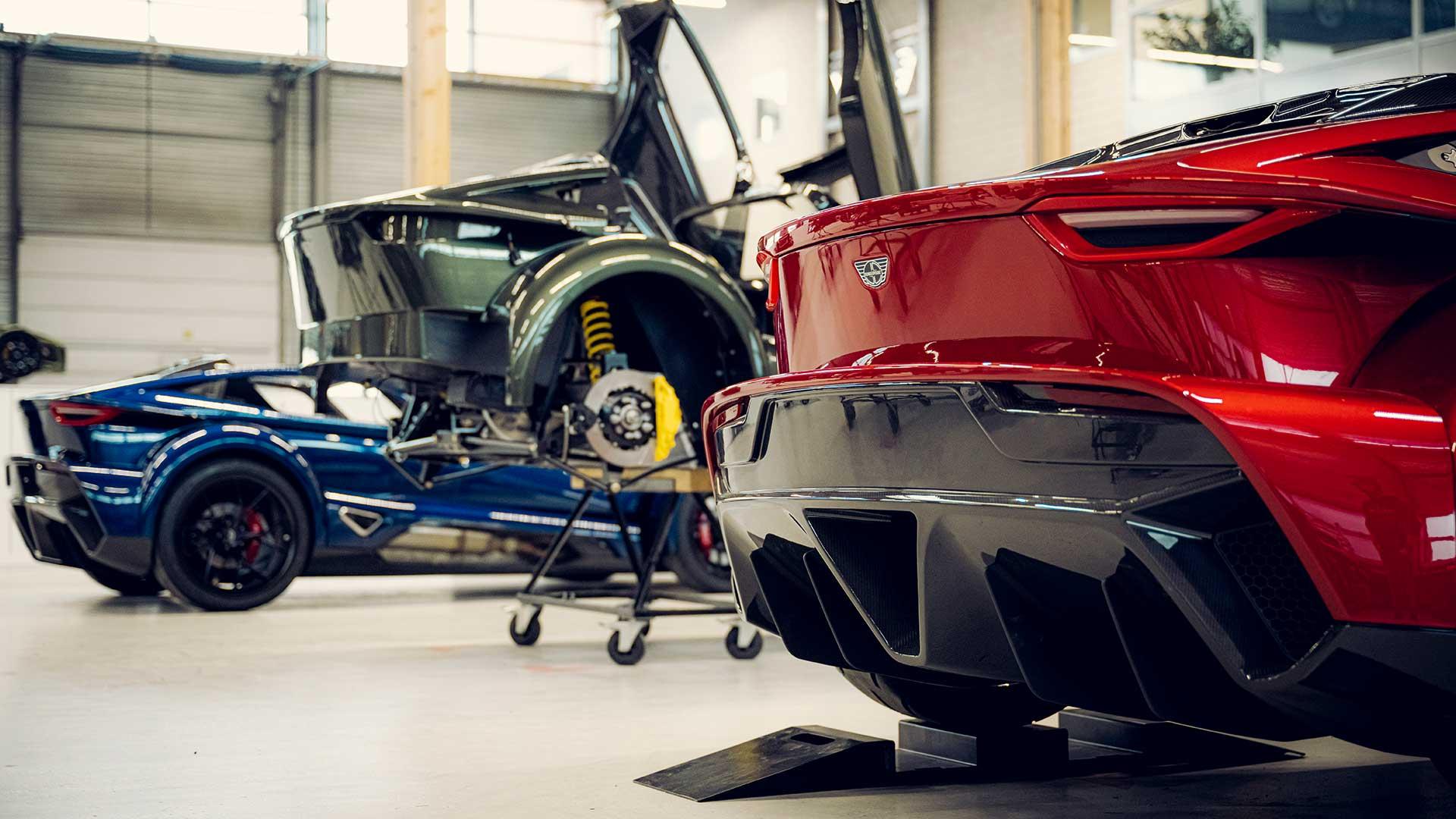 Donkervoort F22 fabriekshal bouw van F22 schuin achter