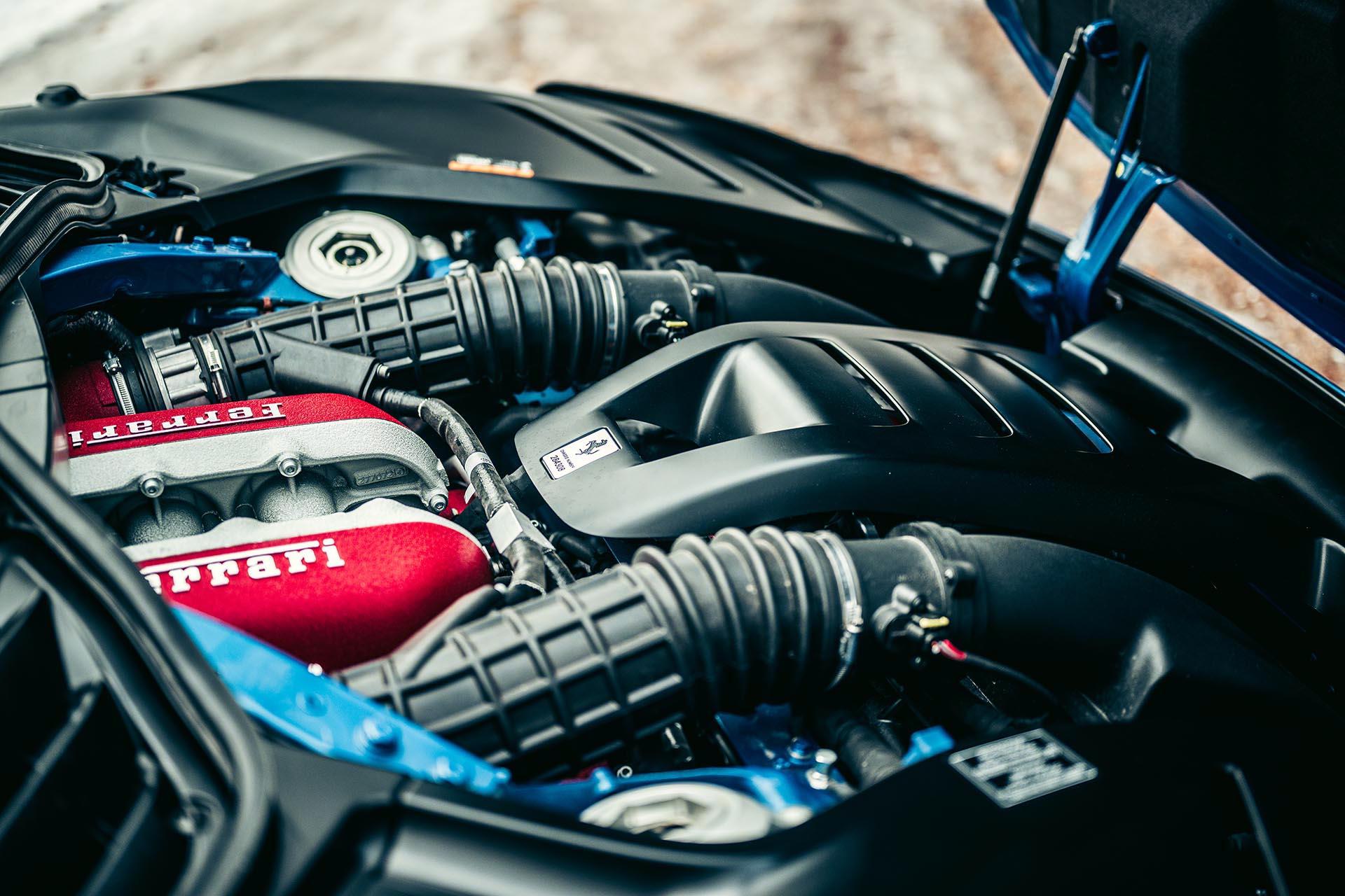 Ferrari Purosangue V12 motor onder de motorkap
