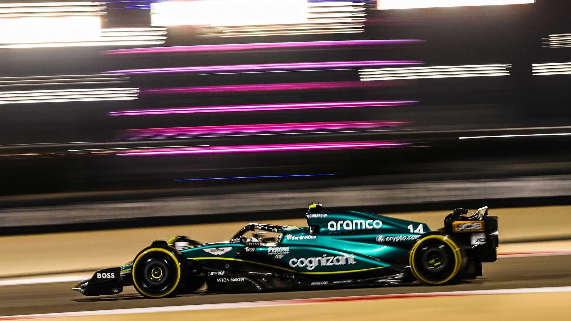GP van Bahrein 2023 Fernando Alonso rijdend in het donker zijkant