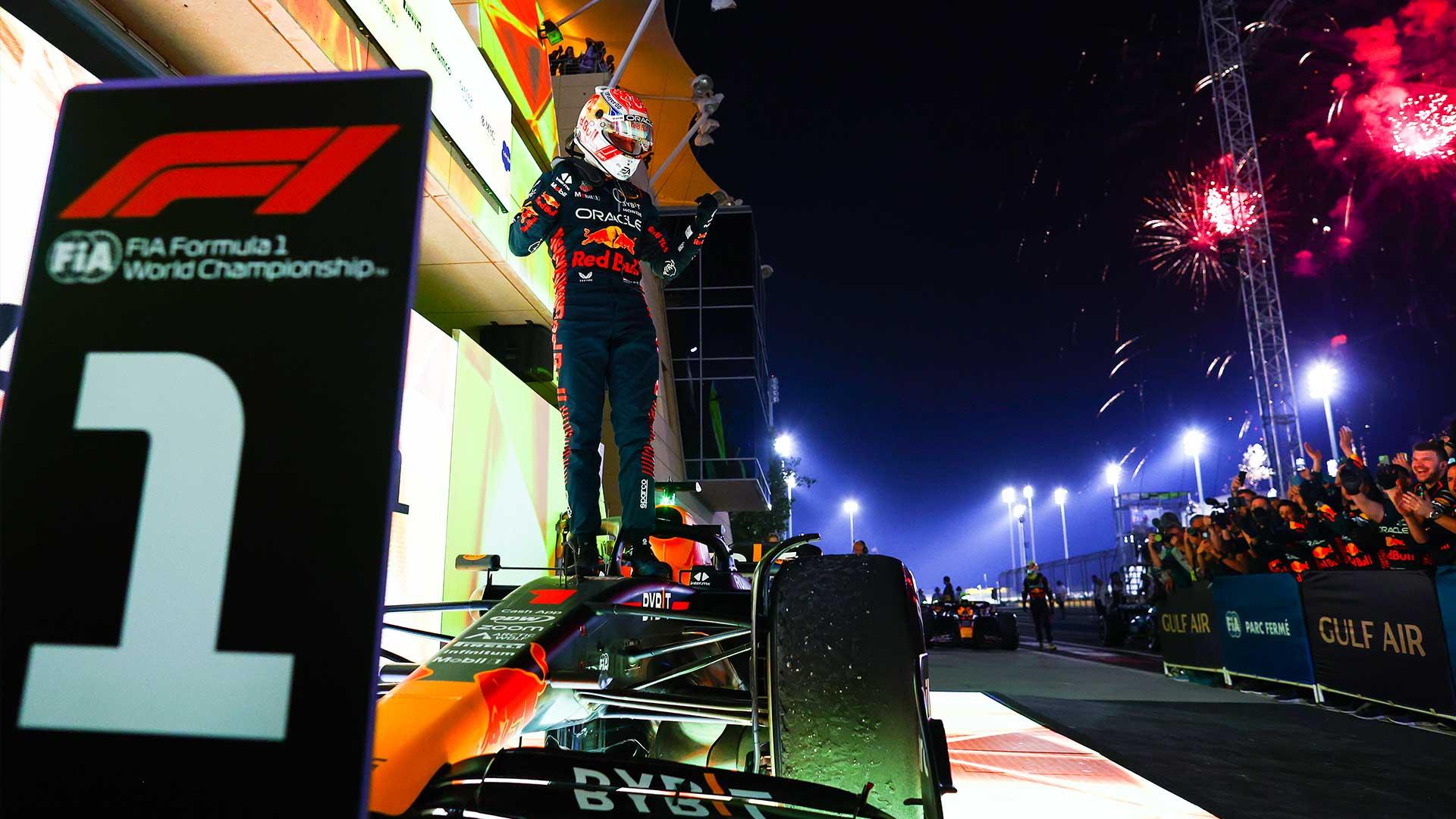 GP van Bahrein 2023 Verstappen wint staat op auto bij P1 bord