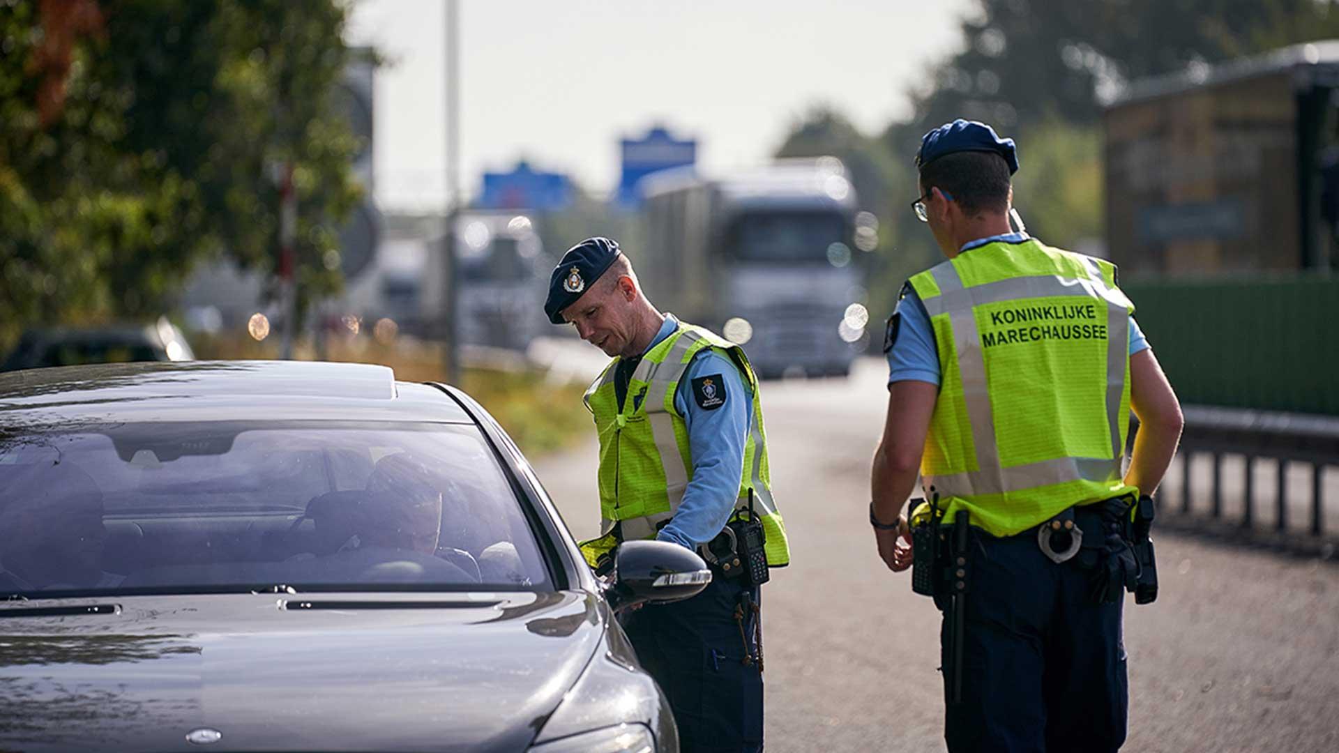 Grenscontrole van Koninklijke Marechaussee (politie